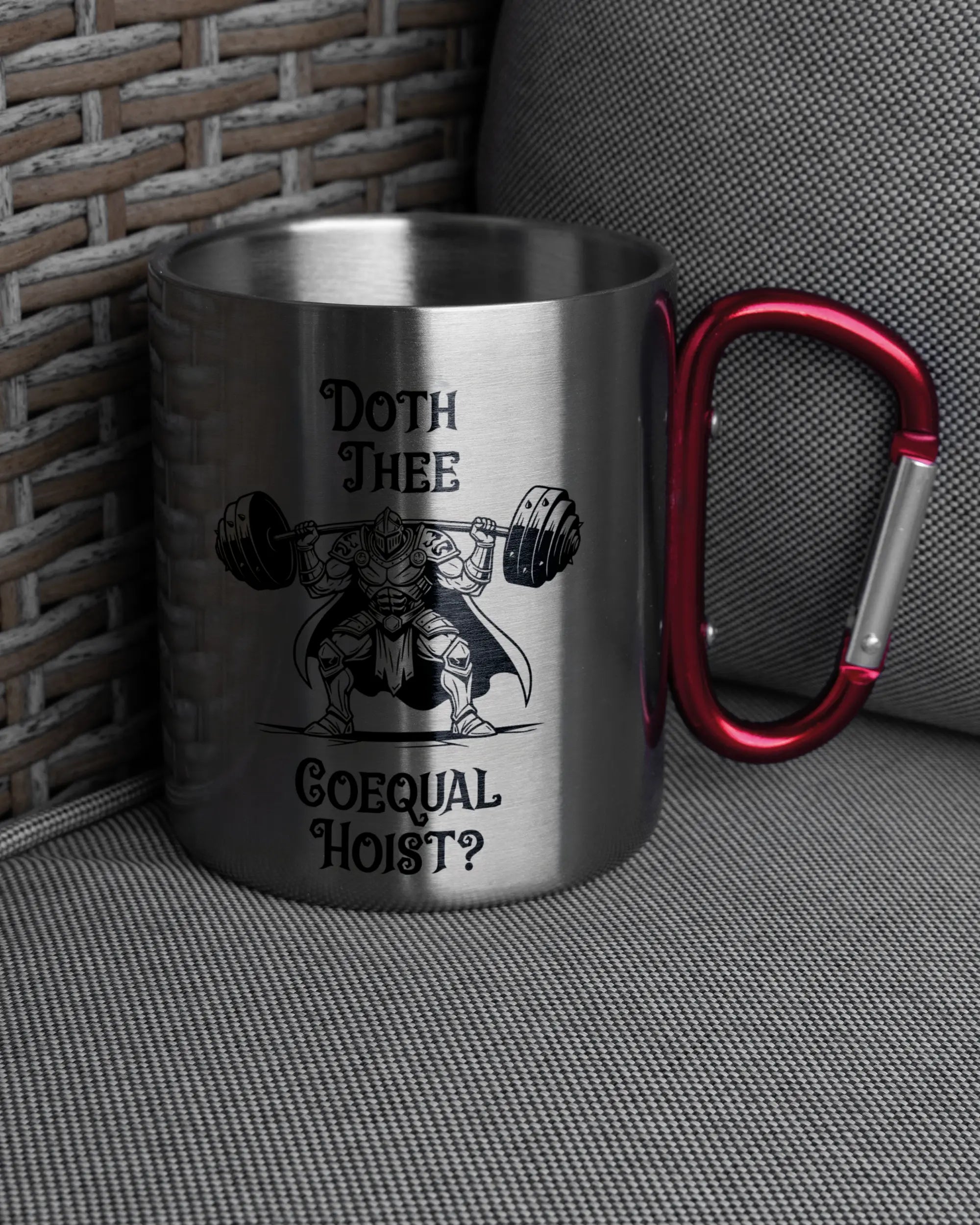 Ansicht der rechten Seite der beidseitig bedruckten Edelstahltasse von Maondo auf einem Balkonmöbel bzw. Campingstuhl mit dem Design Hoist Mode in der Farbe Metallic-Red