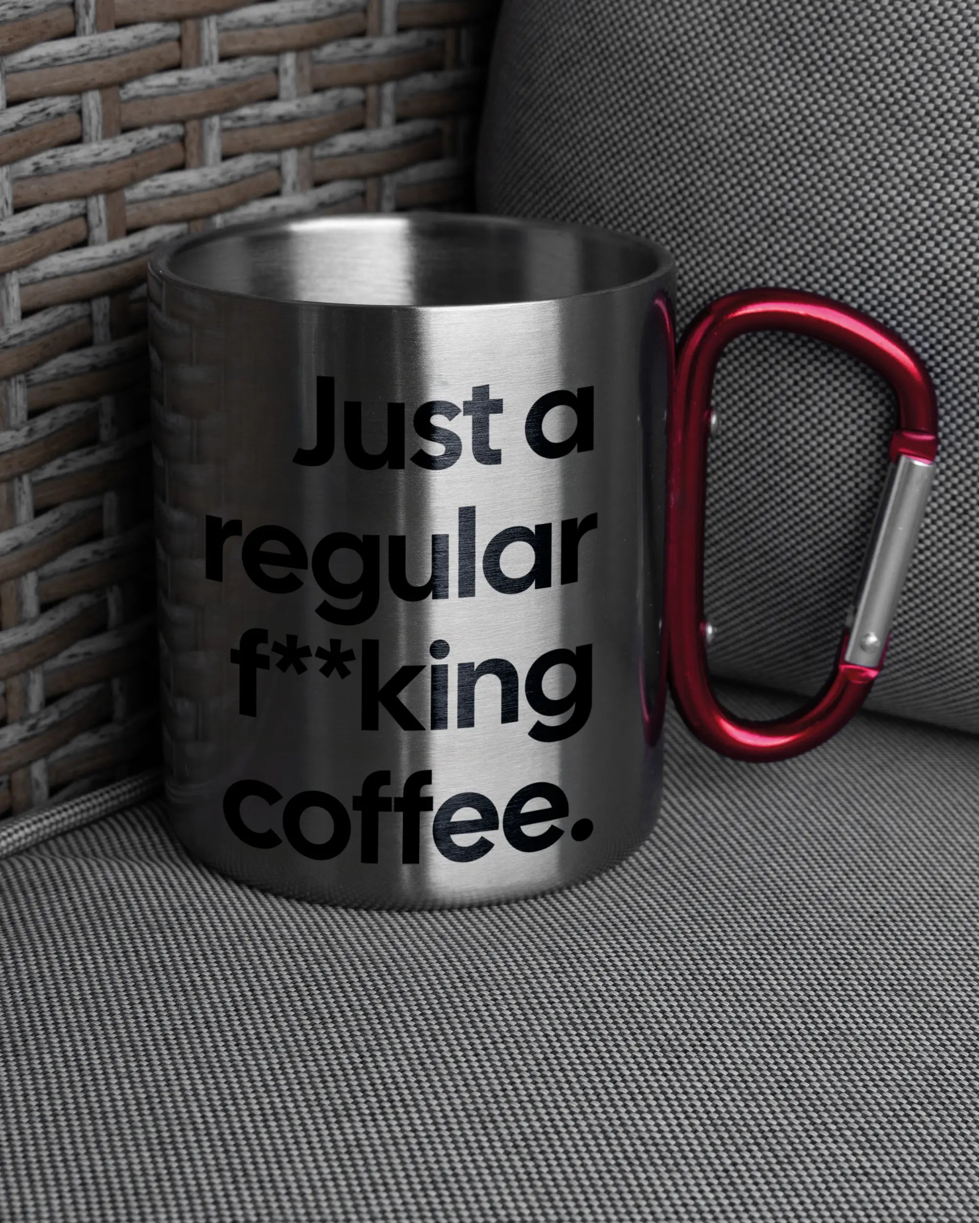 Ansicht der rechten Seite der beidseitig bedruckten Edelstahltasse von Maondo auf einem Balkonmöbel bzw. Campingstuhl mit dem Design Regular Coffee in der Farbe Metallic-Red