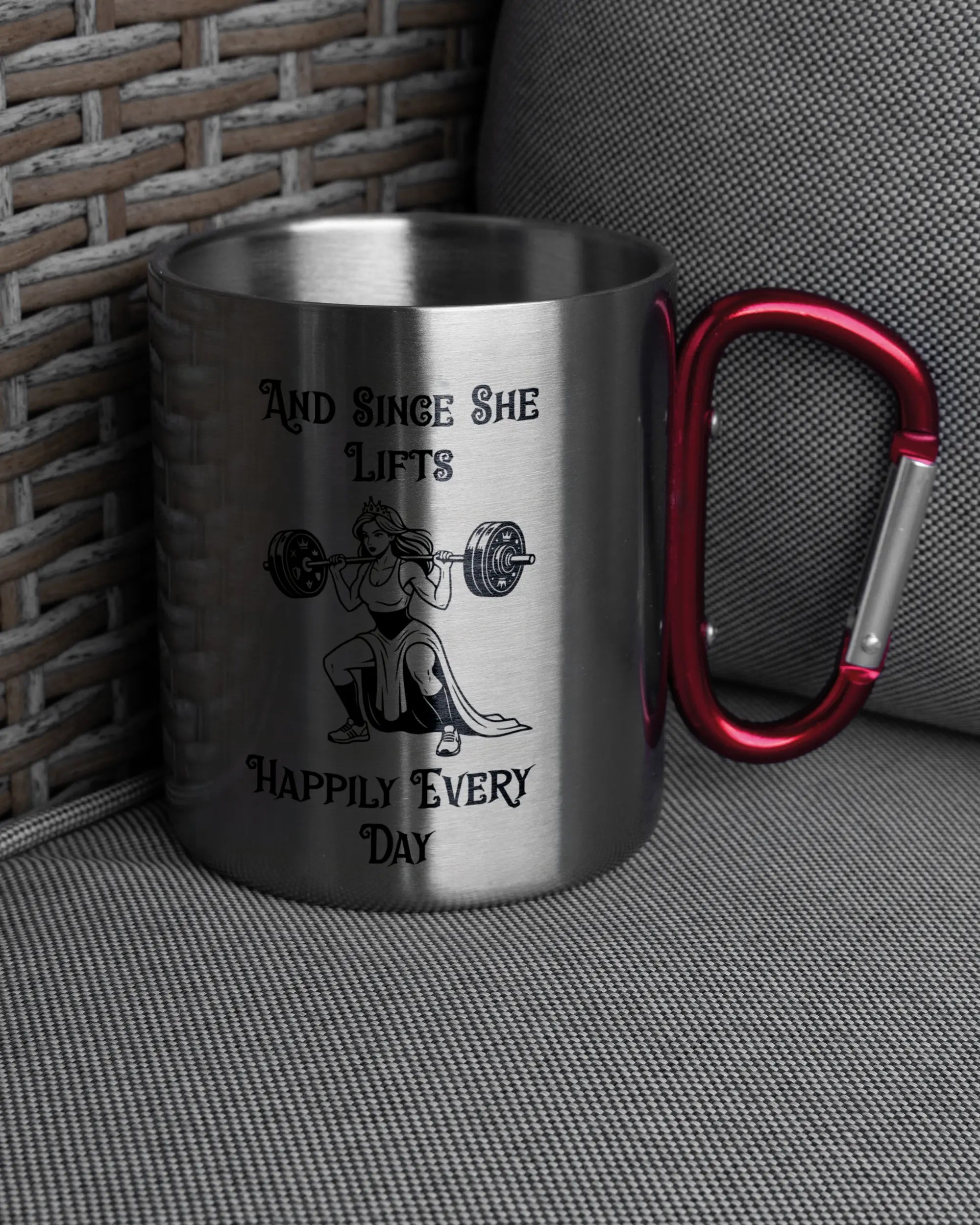 Ansicht der rechten Seite der beidseitig bedruckten Edelstahltasse von Maondo auf einem Balkonmöbel bzw. Campingstuhl mit dem Design Princess Lift in der Farbe Metallic-Red