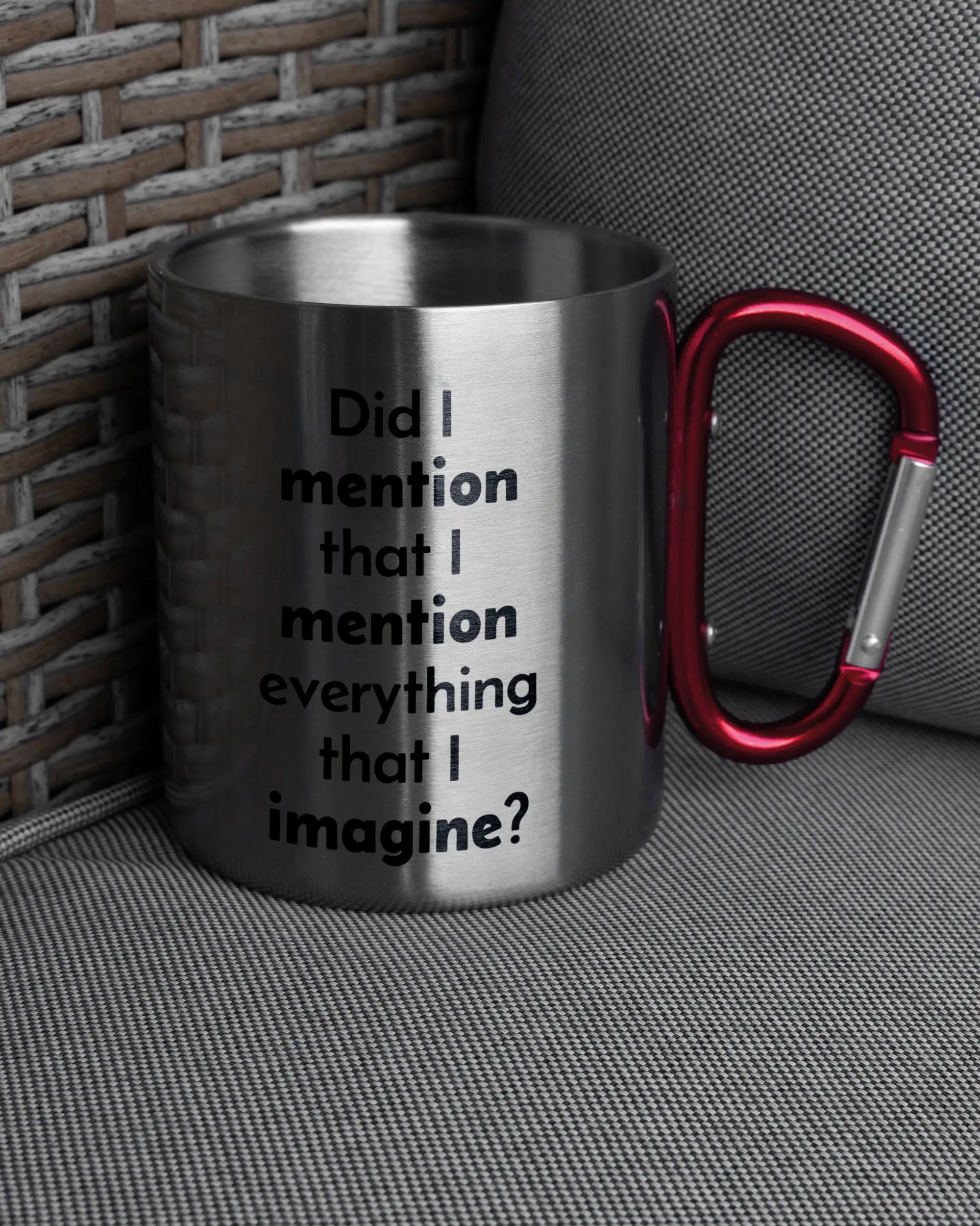 Ansicht der rechten Seite der beidseitig bedruckten Edelstahltasse von Maondo auf einem Balkonmöbel bzw. Campingstuhl mit dem Design Did I mention in der Farbe Metallic-Red