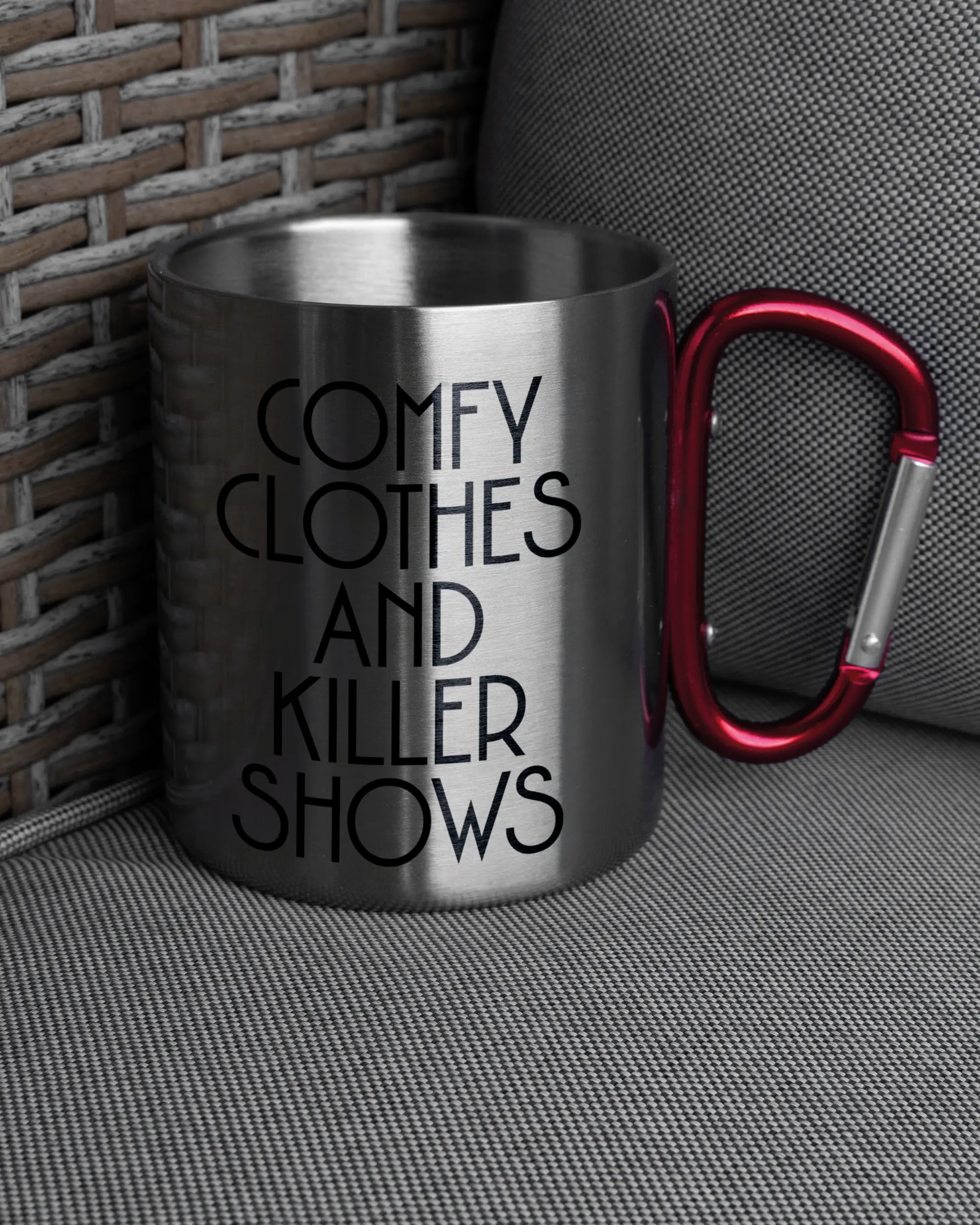 Ansicht der rechten Seite der beidseitig bedruckten Edelstahltasse von Maondo auf einem Balkonmöbel bzw. Campingstuhl mit dem Design Killer Shows in der Farbe Metallic-Red