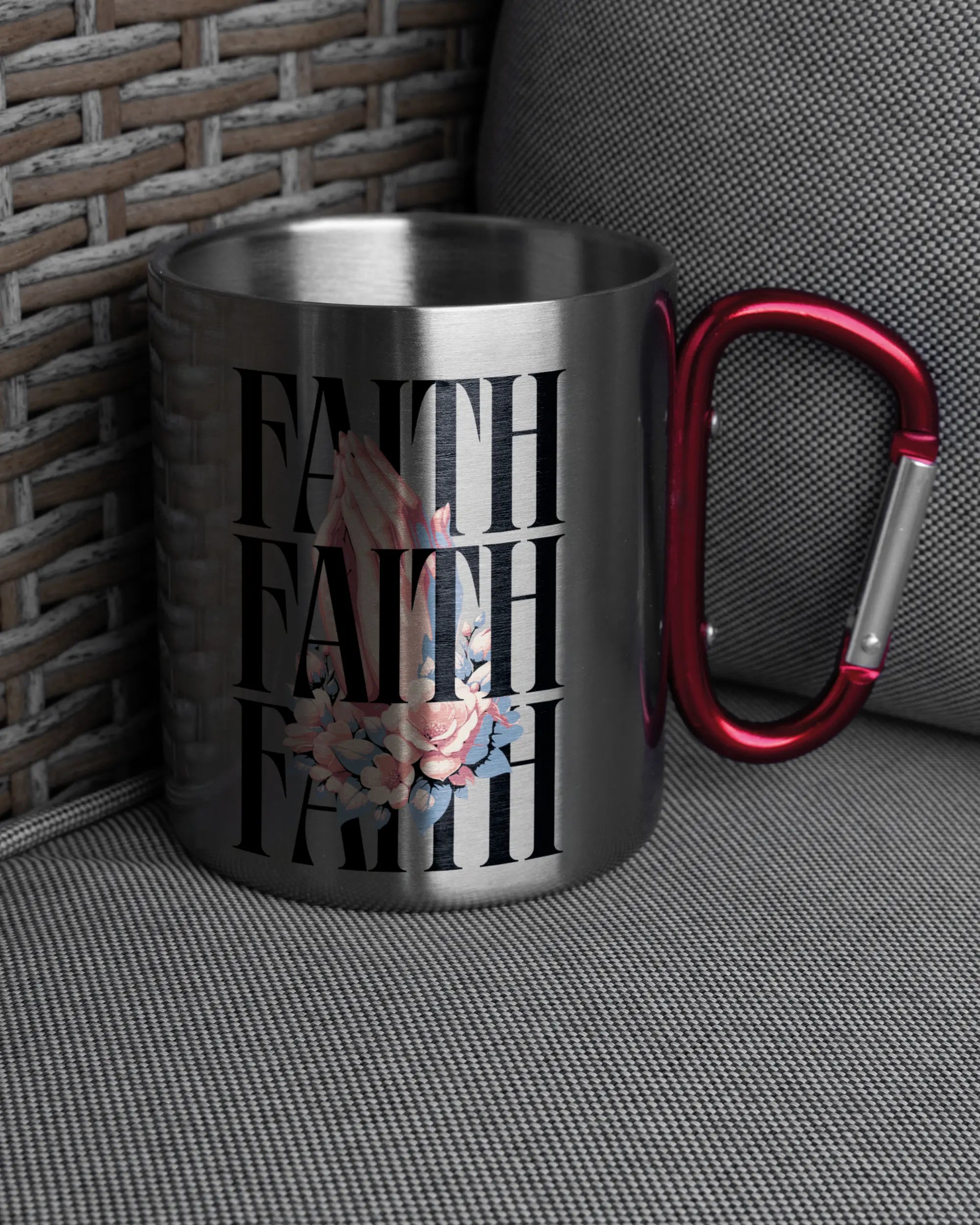 Ansicht der rechten Seite der beidseitig bedruckten Edelstahltasse von Maondo auf einem Balkonmöbel bzw. Campingstuhl mit dem Design Faith X3 in der Farbe Metallic-Red