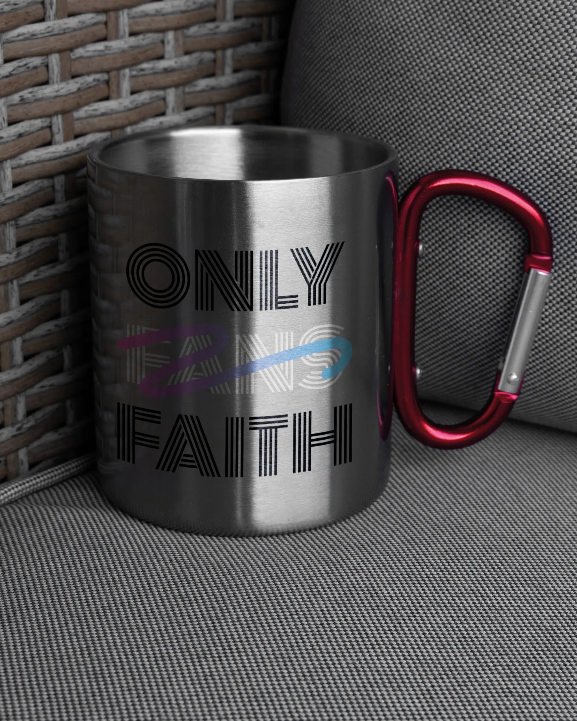 Ansicht der rechten Seite der beidseitig bedruckten Edelstahltasse von Maondo auf einem Balkonmöbel bzw. Campingstuhl mit dem Design Only Faith in der Farbe Metallic-Red