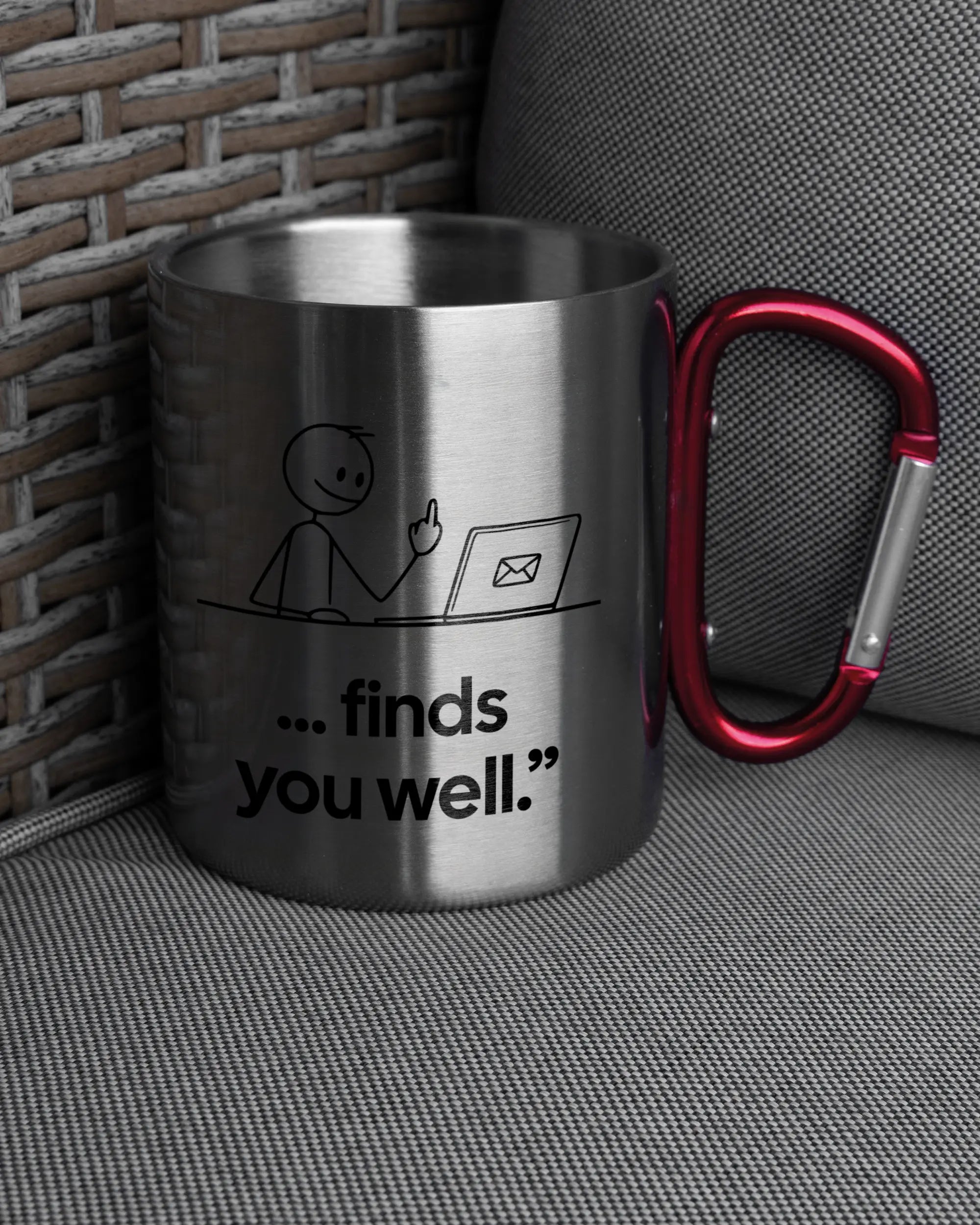 Ansicht der rechten Seite der beidseitig bedruckten Edelstahltasse von Maondo auf einem Balkonmöbel bzw. Campingstuhl mit dem Design Found me not well in der Farbe Metallic-Red