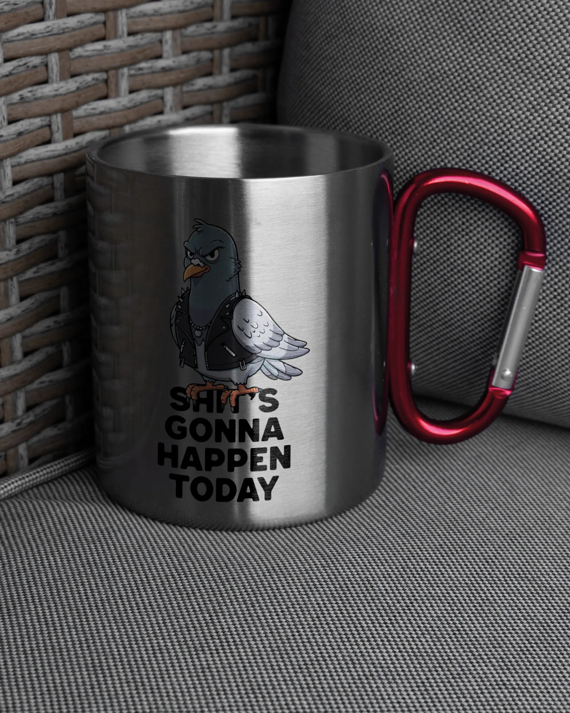 Ansicht der rechten Seite der beidseitig bedruckten Edelstahltasse von Maondo auf einem Balkonmöbel bzw. Campingstuhl mit dem Design Pigeon Pun in der Farbe Metallic-Red