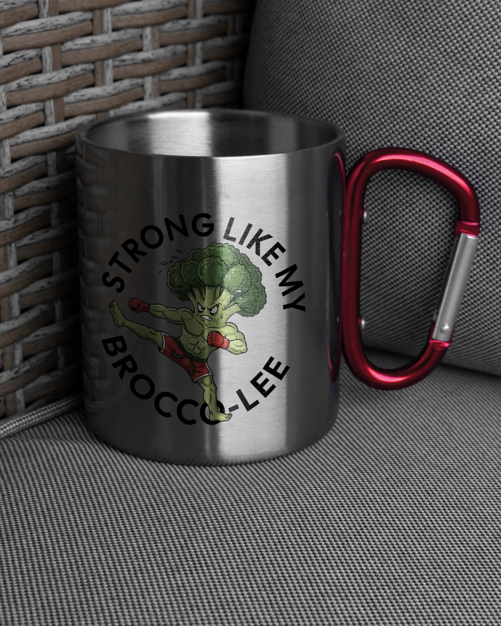 Ansicht der rechten Seite der beidseitig bedruckten Edelstahltasse von Maondo auf einem Balkonmöbel bzw. Campingstuhl mit dem Design Brocco-Lee in der Farbe Metallic-Red