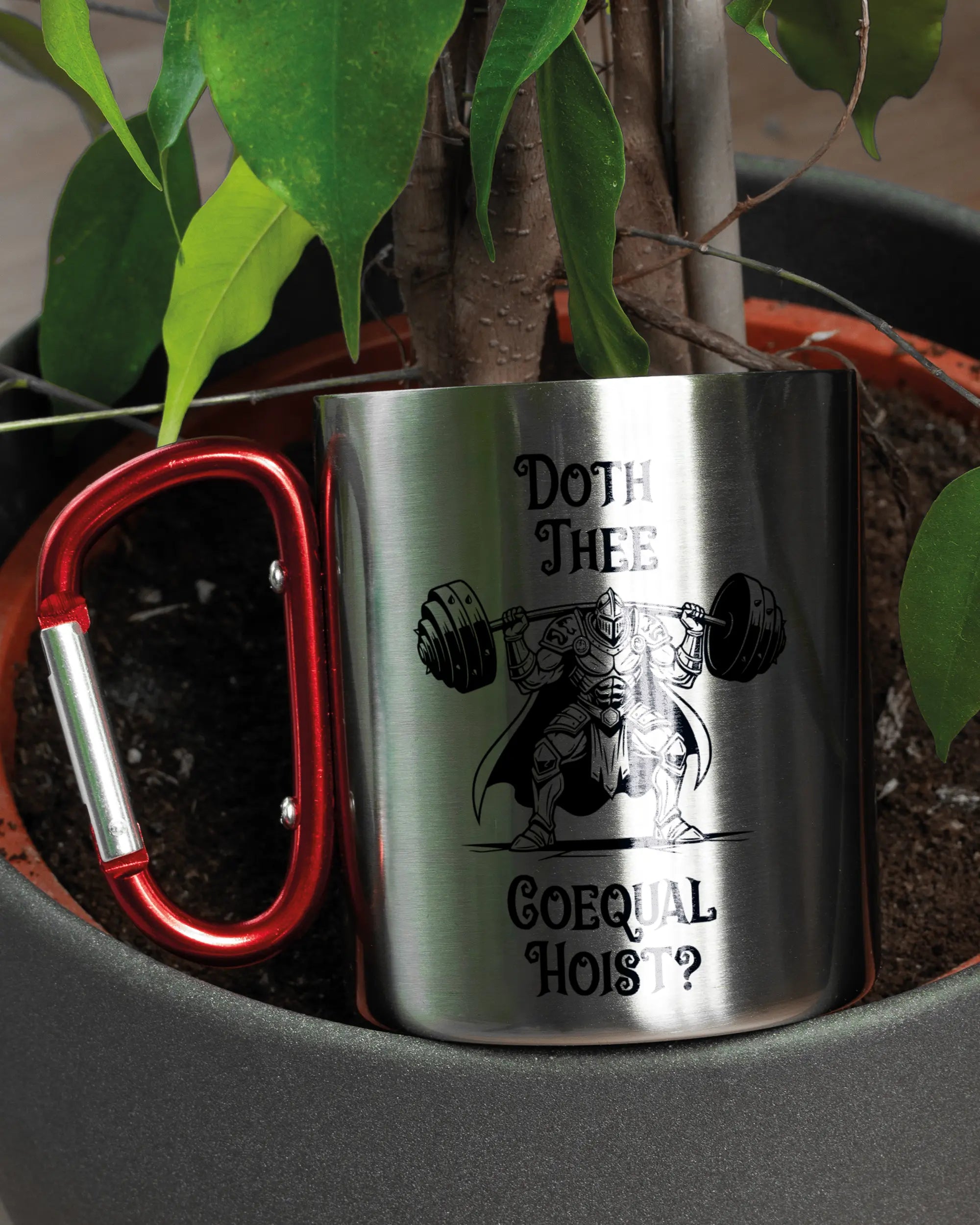 Aufnahme der linken Seite der beidseitig bedruckten Edelstahltasse von Maondo mit dem Design Hoist Mode in der Farbe Metallic-Red in einem Blumentopf