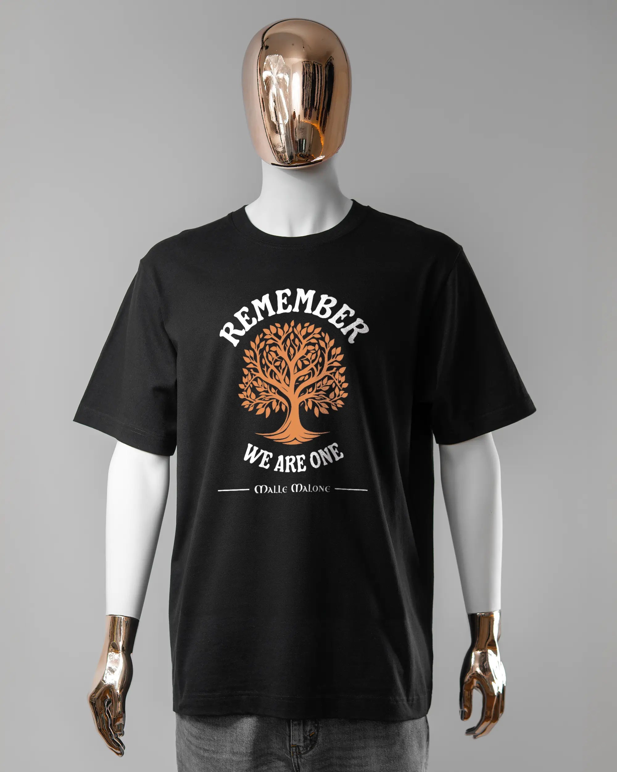 Vorderseite des Organic Unisex T-Shirt Heavy Oversized von Maondo mit dem Design We are one in der Farbe Black und in der Größe L getragen von einer maskulinen Puppe
