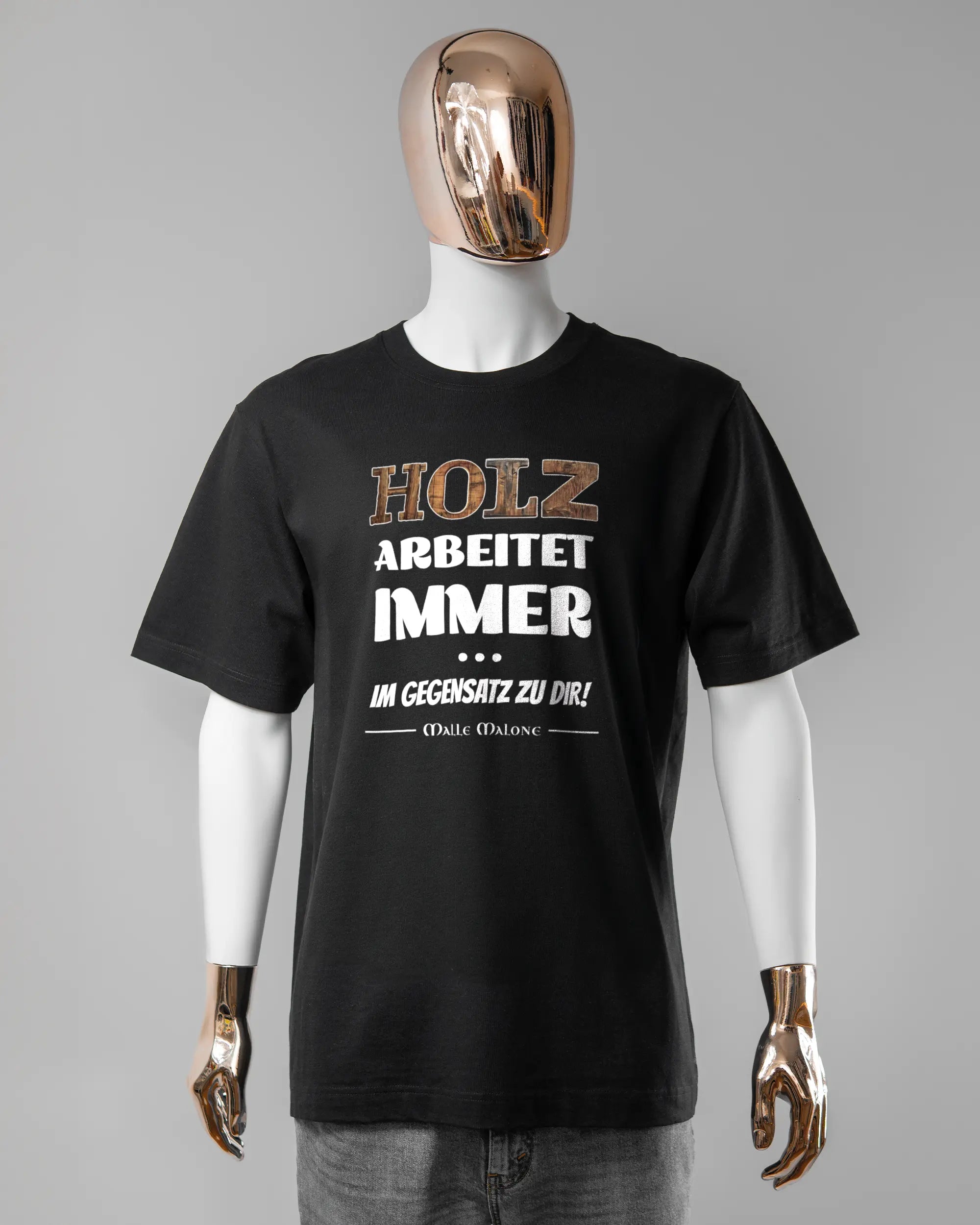 Vorderseite des Organic Unisex T-Shirt Heavy Oversized von Maondo mit dem Design Holzarbeit in der Farbe Black und in der Größe L getragen von einer maskulinen Puppe