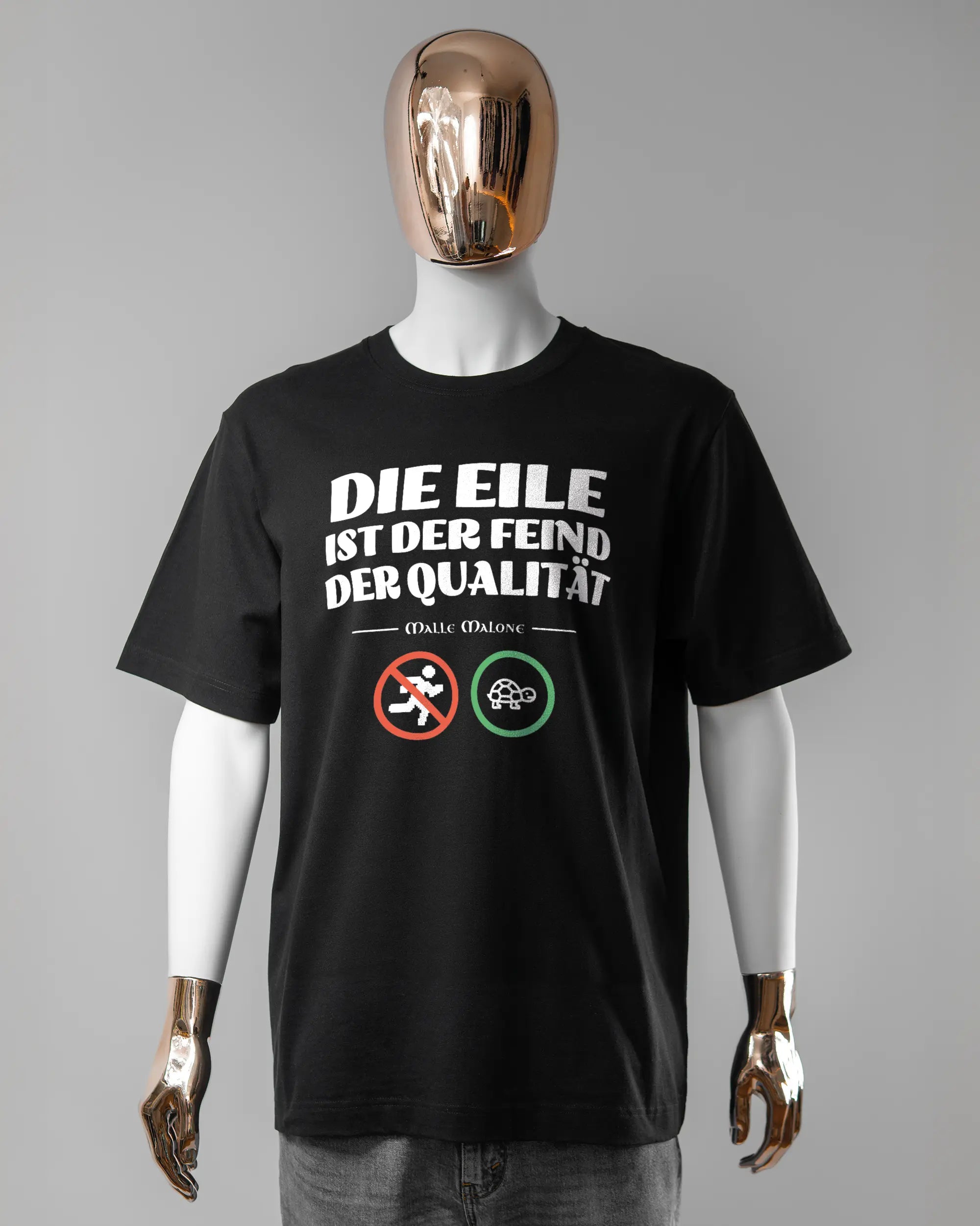 Vorderseite des Organic Unisex T-Shirt Heavy Oversized von Maondo mit dem Design Keine Eile in der Farbe Black und in der Größe L getragen von einer maskulinen Puppe