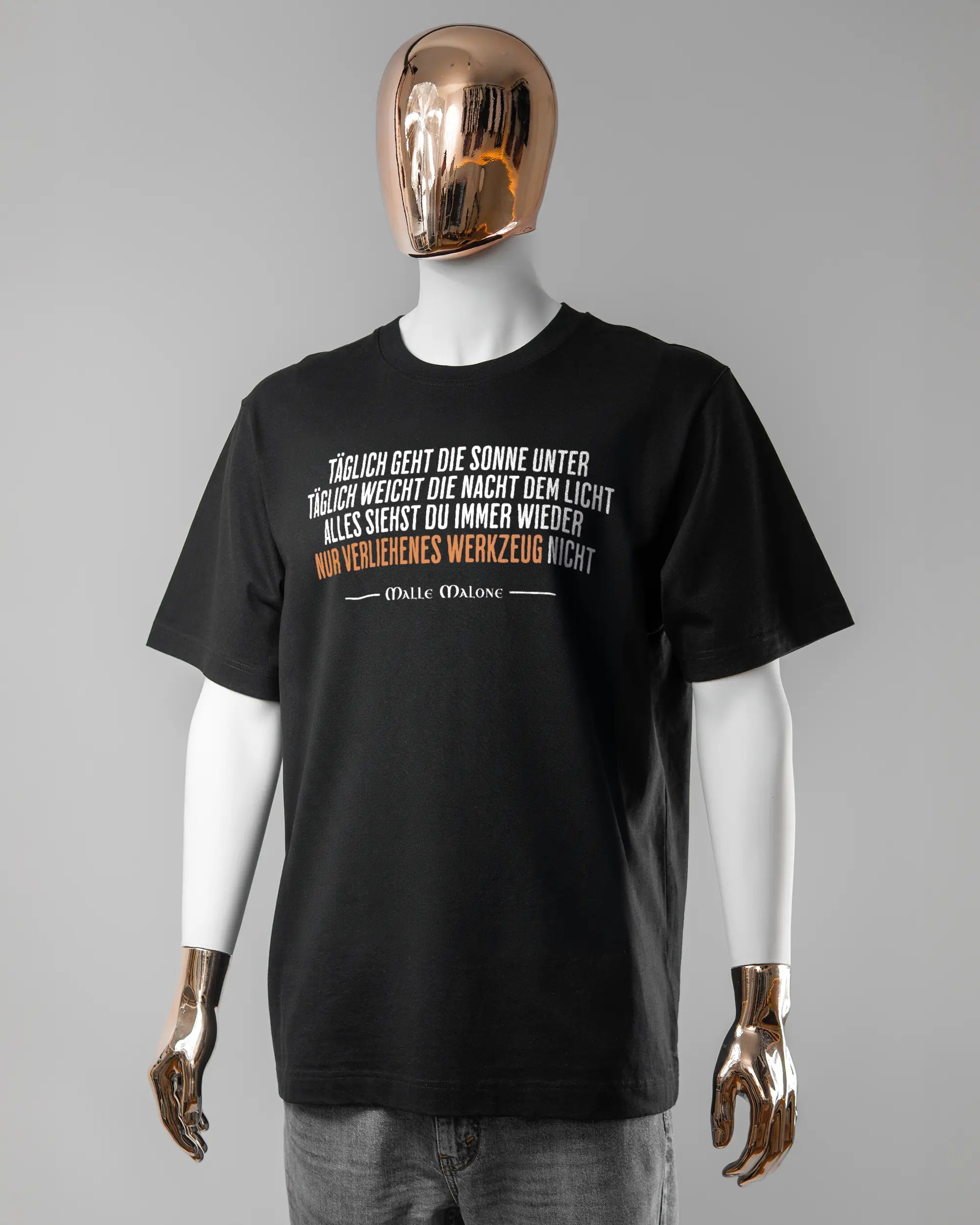 Vorderseite des Organic Unisex T-Shirt Heavy Oversized von Maondo mit dem Design Wegzeug in der Farbe Black und in der Größe L getragen von einer maskulinen Puppe