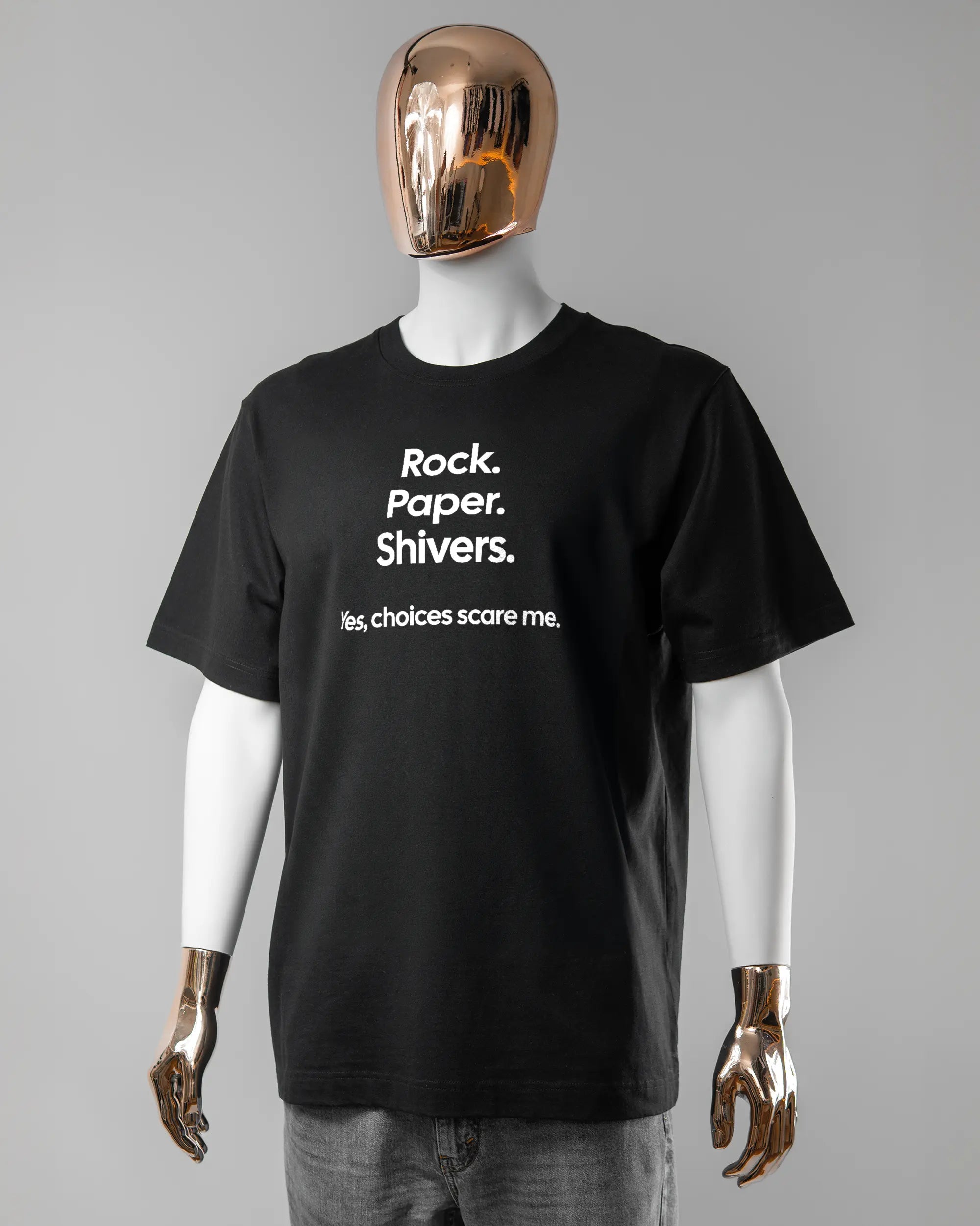 Vorderseite des Organic Unisex T-Shirt Heavy Oversized von Maondo mit dem Design Rock Paper Shivers in der Farbe Black und in der Größe L getragen von einer maskulinen Puppe