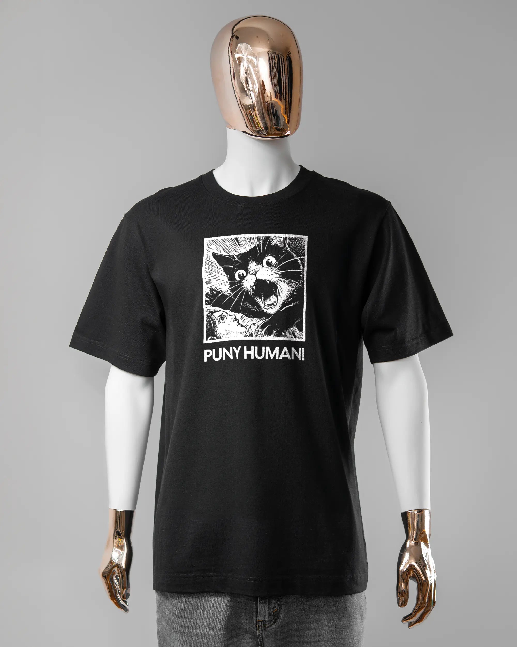 Vorderseite des Organic Unisex T-Shirt Heavy Oversized von Maondo mit dem Design Puny Human in der Farbe Black und in der Größe L getragen von einer maskulinen Puppe