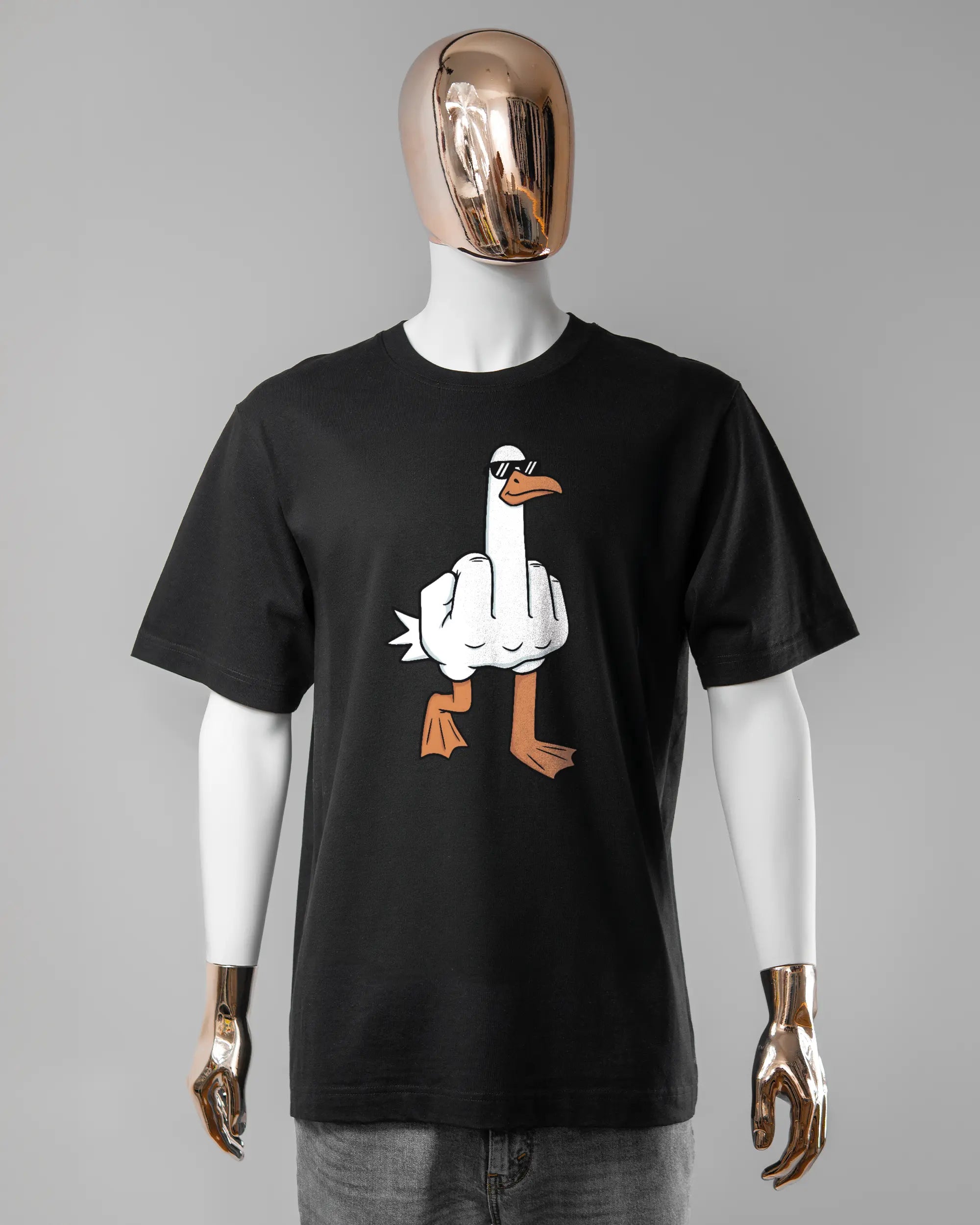 Vorderseite des Organic Unisex T-Shirt Heavy Oversized von Maondo mit dem Design I give a duck in der Farbe Black und in der Größe L getragen von einer maskulinen Puppe