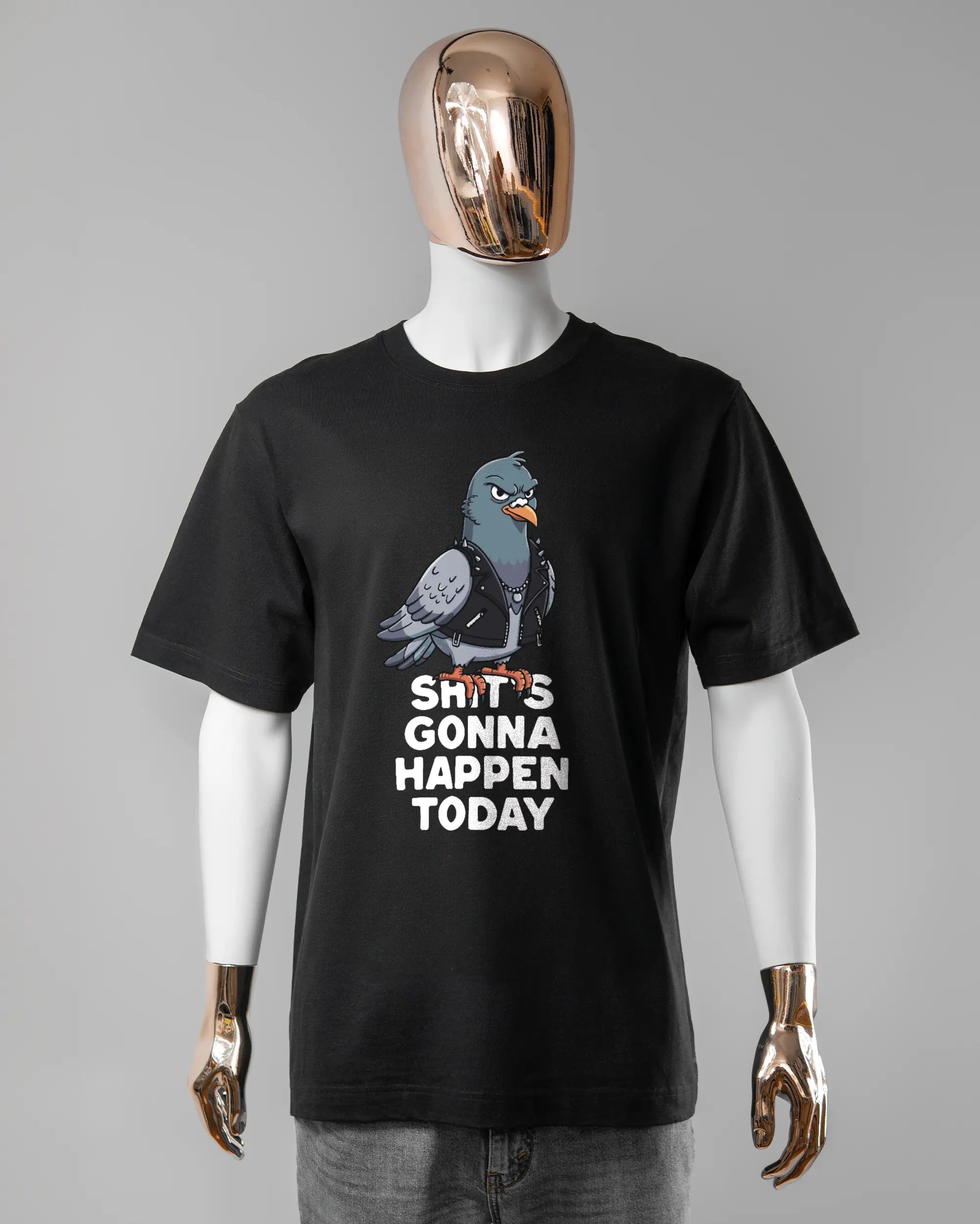 Vorderseite des Organic Unisex T-Shirt Heavy Oversized von Maondo mit dem Design Pigeon Pun in der Farbe Black und in der Größe L getragen von einer maskulinen Puppe