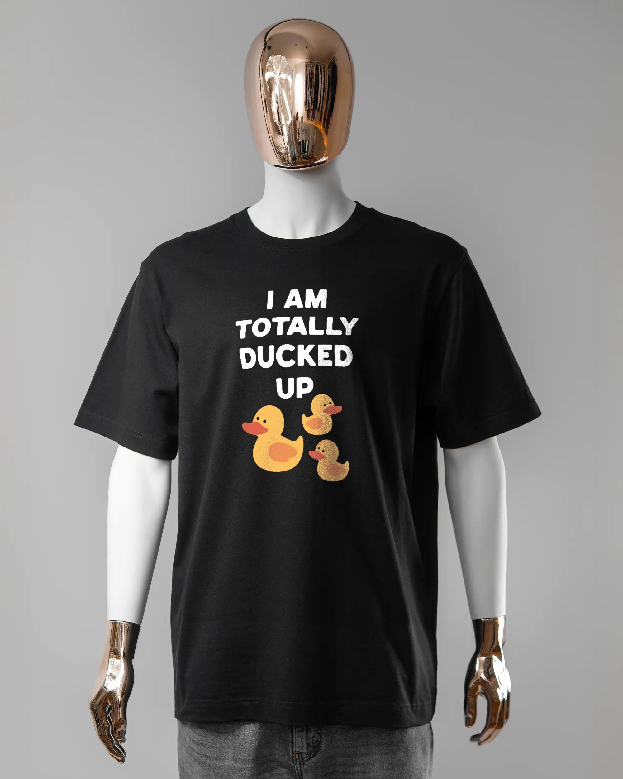 Vorderseite des Organic Unisex T-Shirt Heavy Oversized von Maondo mit dem Design Ducked Up in der Farbe Black und in der Größe L getragen von einer maskulinen Puppe