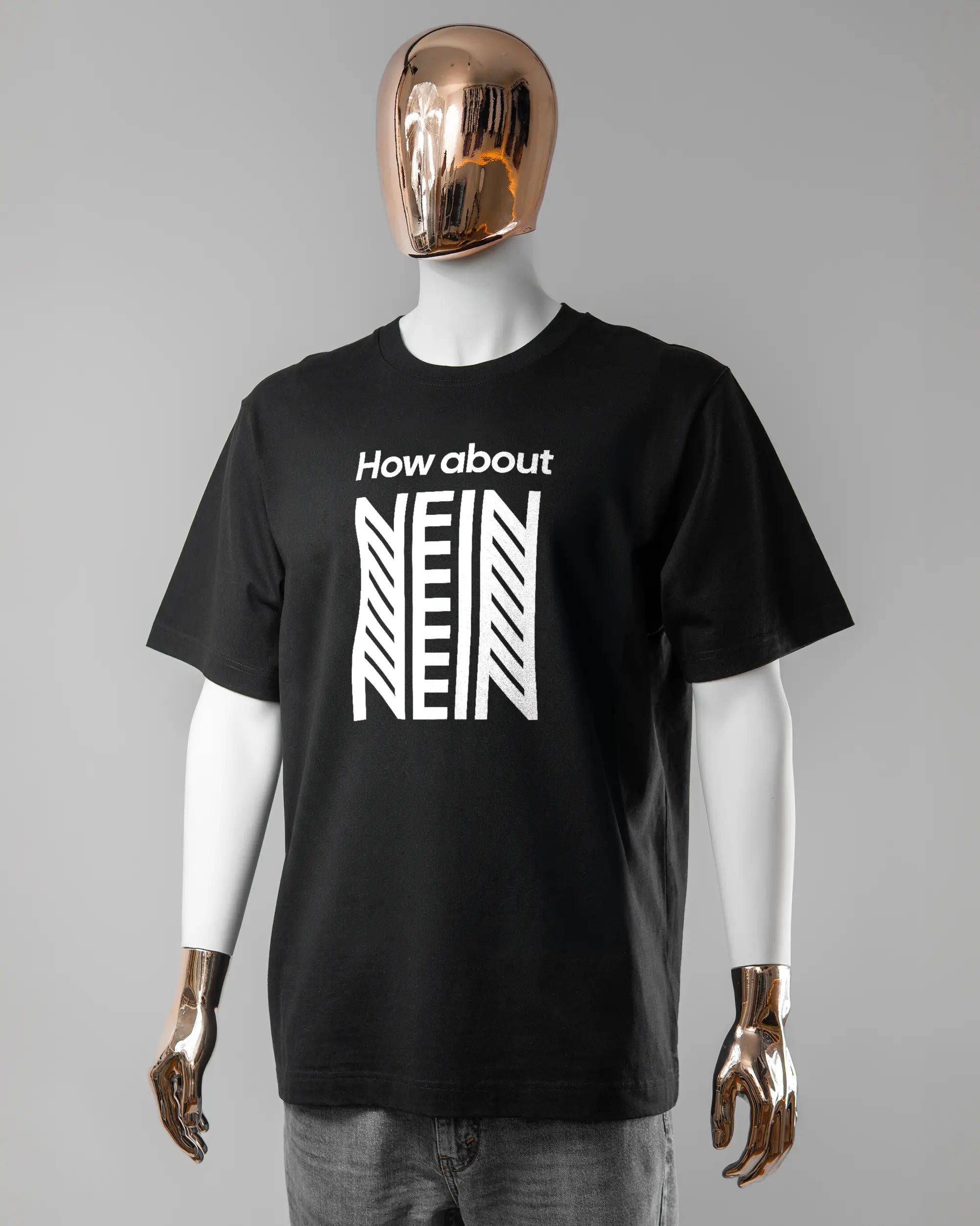 Vorderseite des Organic Unisex T-Shirt Heavy Oversized von Maondo mit dem Design How about nein in der Farbe Black und in der Größe L getragen von einer maskulinen Puppe