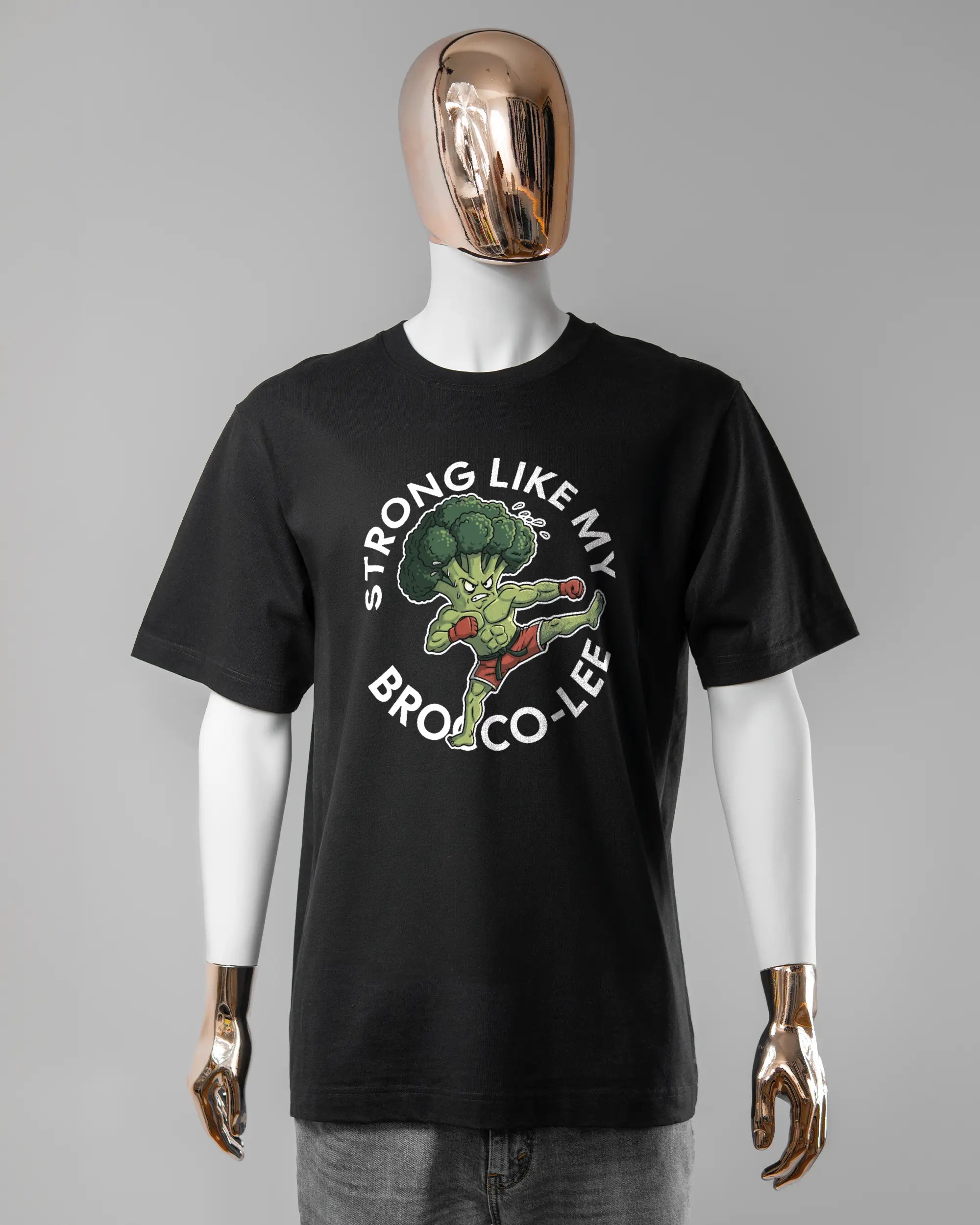 Vorderseite des Organic Unisex T-Shirt Heavy Oversized von Maondo mit dem Design Brocco-Lee in der Farbe Black und in der Größe L getragen von einer maskulinen Puppe