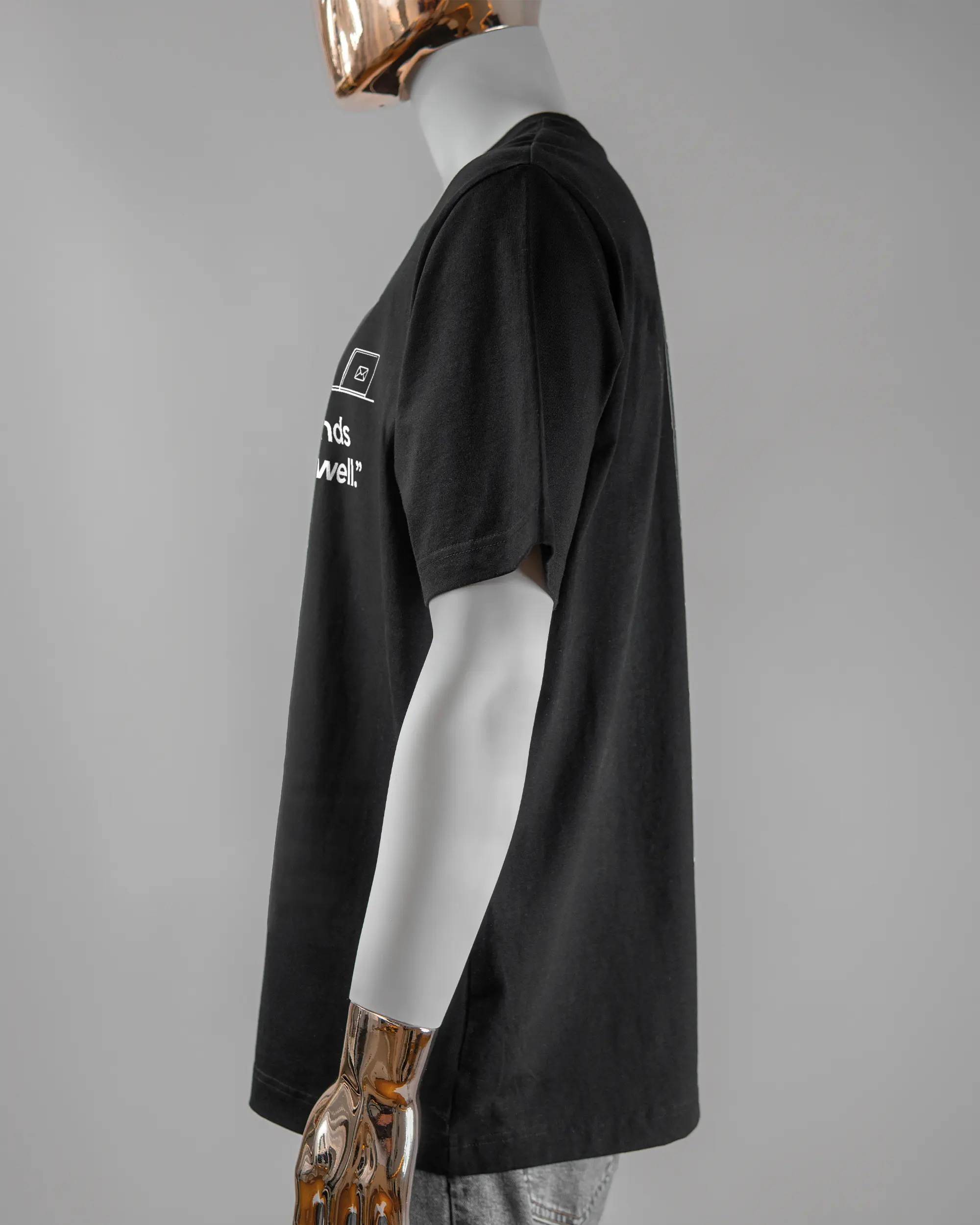 Seitenansicht des Organic Unisex T-Shirt Heavy Oversized von Maondo mit dem Design Found me not well vorne in der Farbe Black und in der Größe L getragen von einer maskulinen Puppe