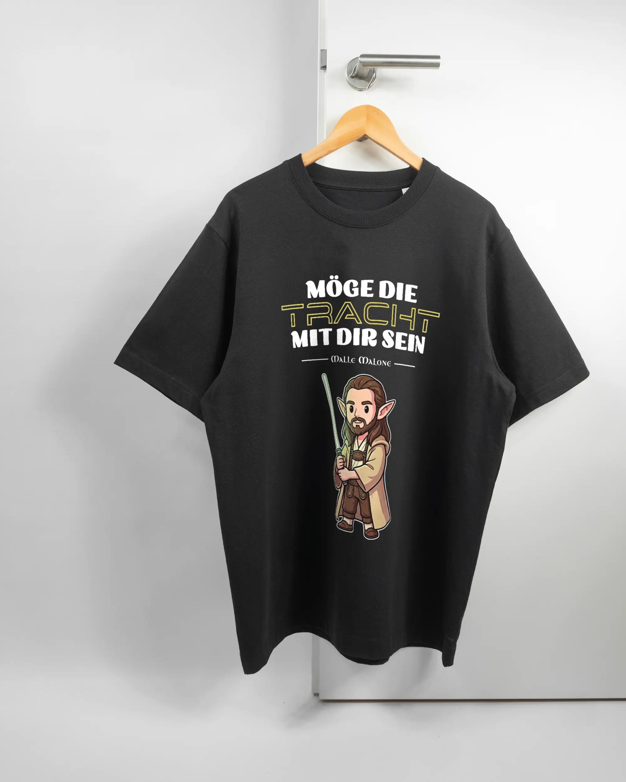 Vorderseite des Organic Unisex T-Shirt Heavy Oversized von Maondo mit dem Design Tracht mit dir in der Farbe Black und in der Größe L auf einem Bügel an der Türklinke aufgehängt
