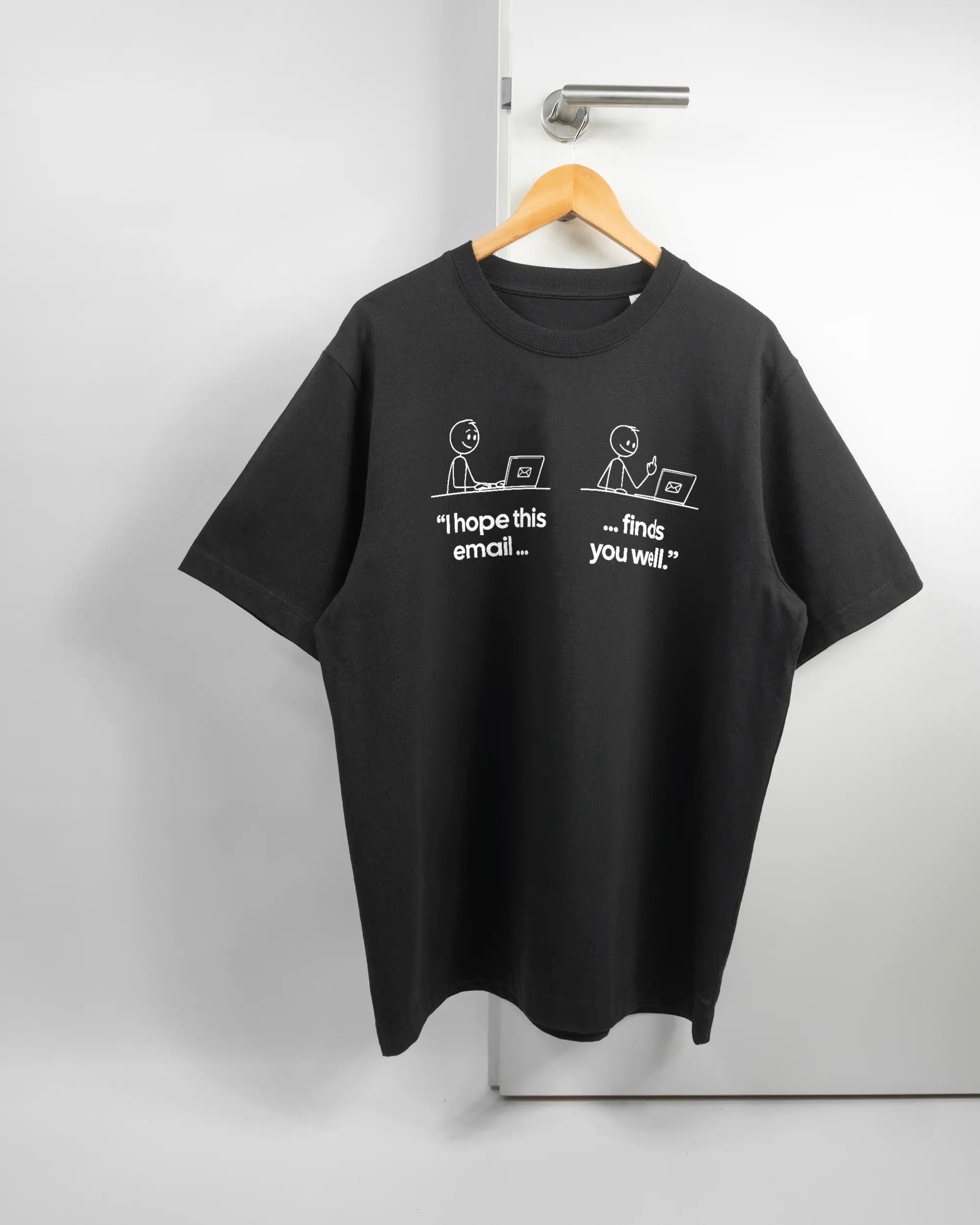 Vorderseite des Organic Unisex T-Shirt Heavy Oversized von Maondo mit dem Design Found me not well in der Farbe Black und in der Größe L auf einem Bügel an der Türklinke aufgehängt