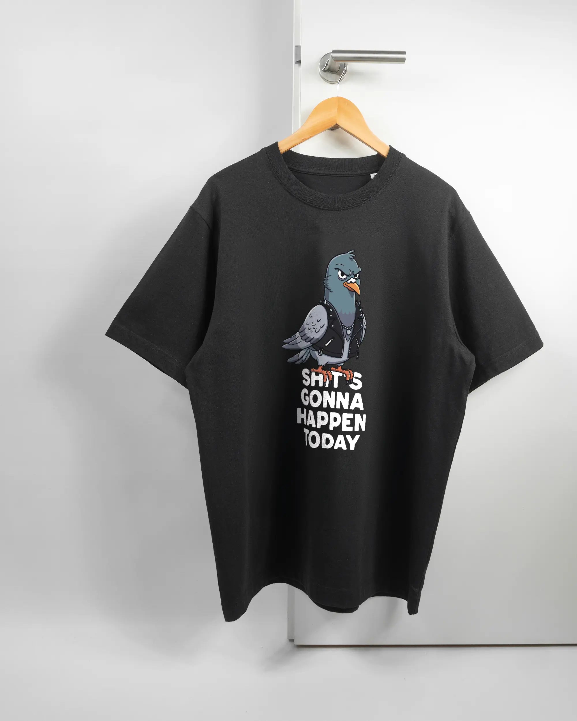 Vorderseite des Organic Unisex T-Shirt Heavy Oversized von Maondo mit dem Design Pigeon Pun in der Farbe Black und in der Größe L auf einem Bügel an der Türklinke aufgehängt