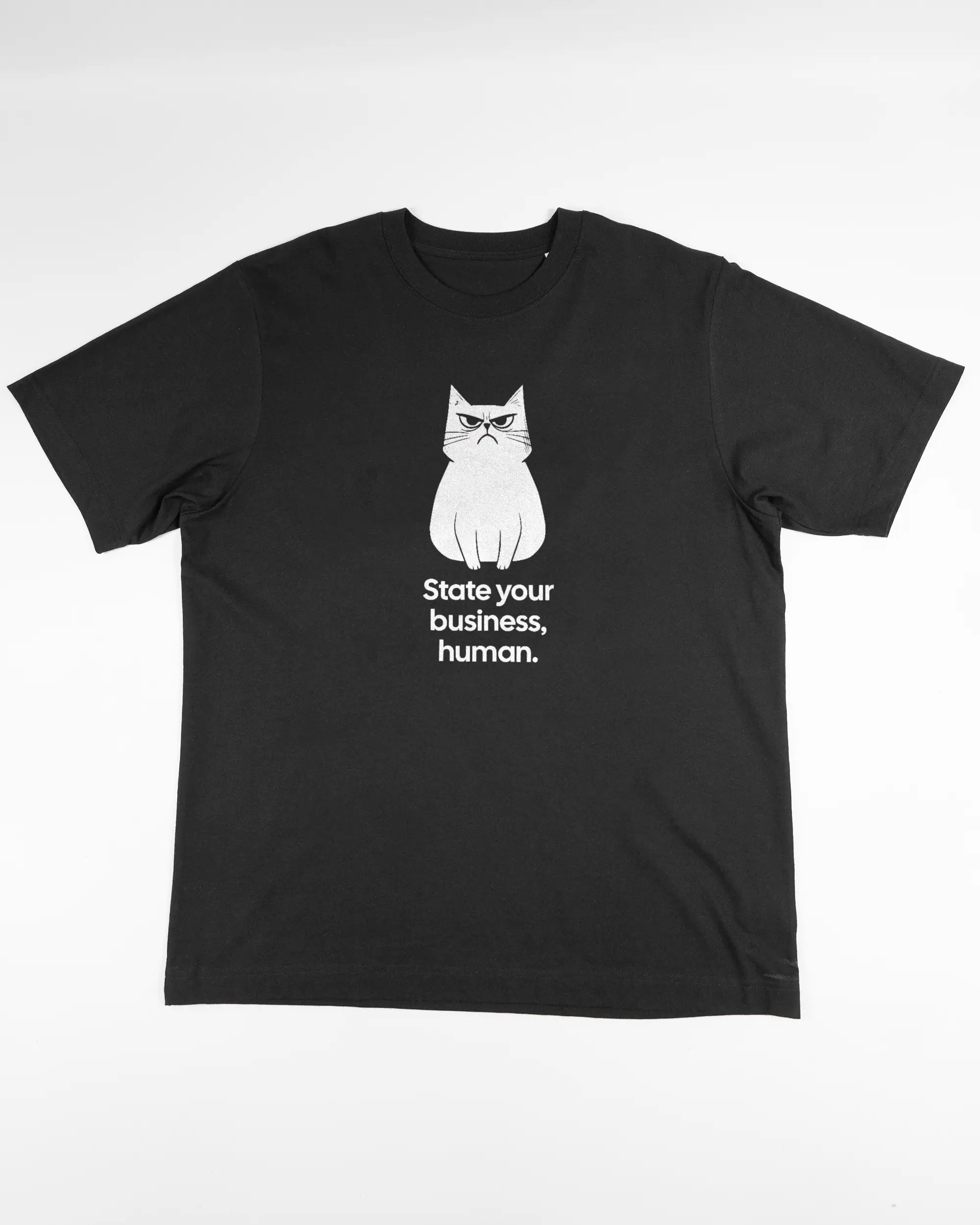 Vorderseite des Organic Unisex T-Shirt Heavy Oversized von Maondo mit dem Design Grumpy Purr in der Farbe Black und in der Größe L flach auf den Boden gelegt