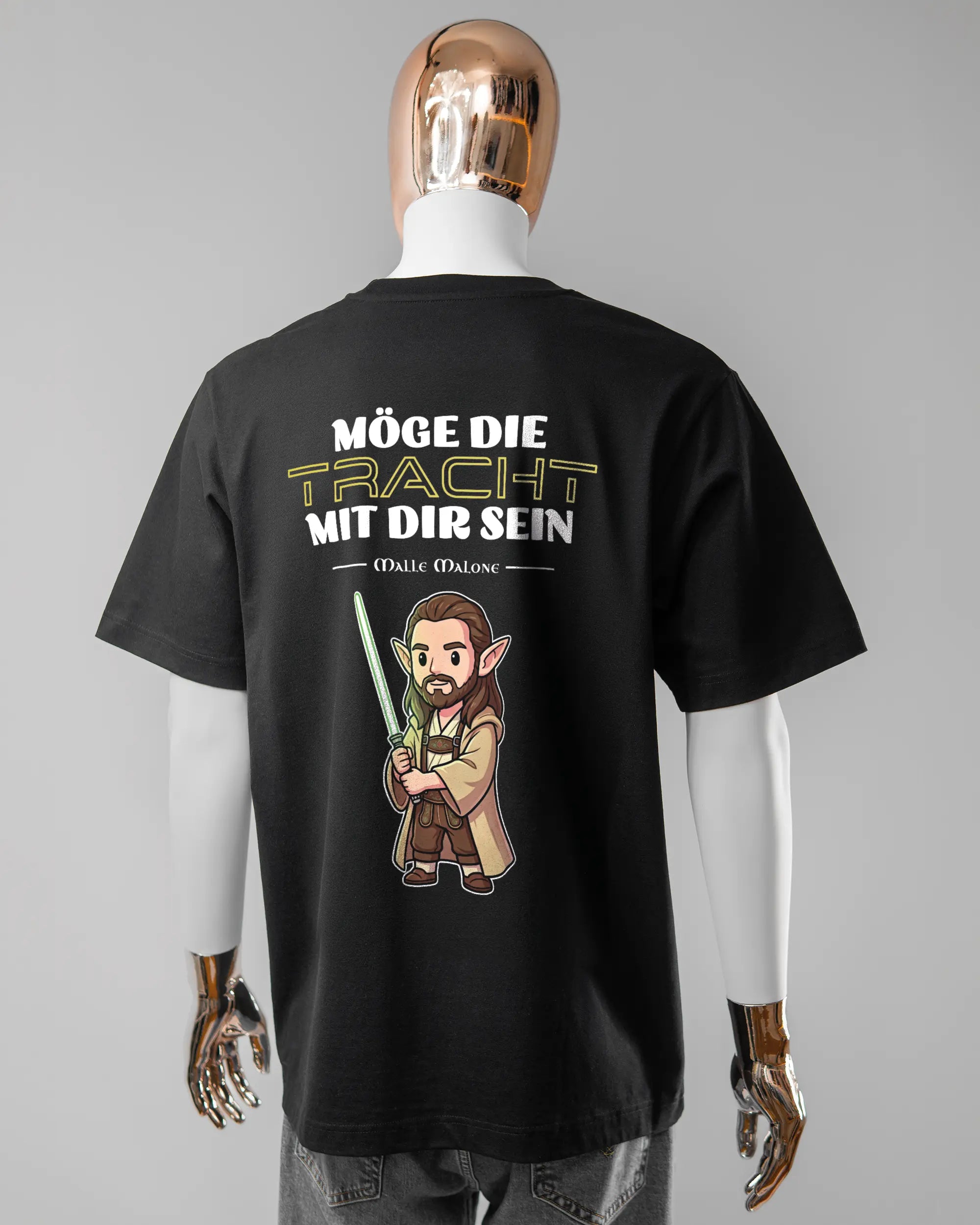 Rückseite des Organic Unisex T-Shirt Heavy Oversized von Maondo mit dem Design Tracht mit dir in der Farbe Black und in der Größe L getragen von einer maskulinen Puppe