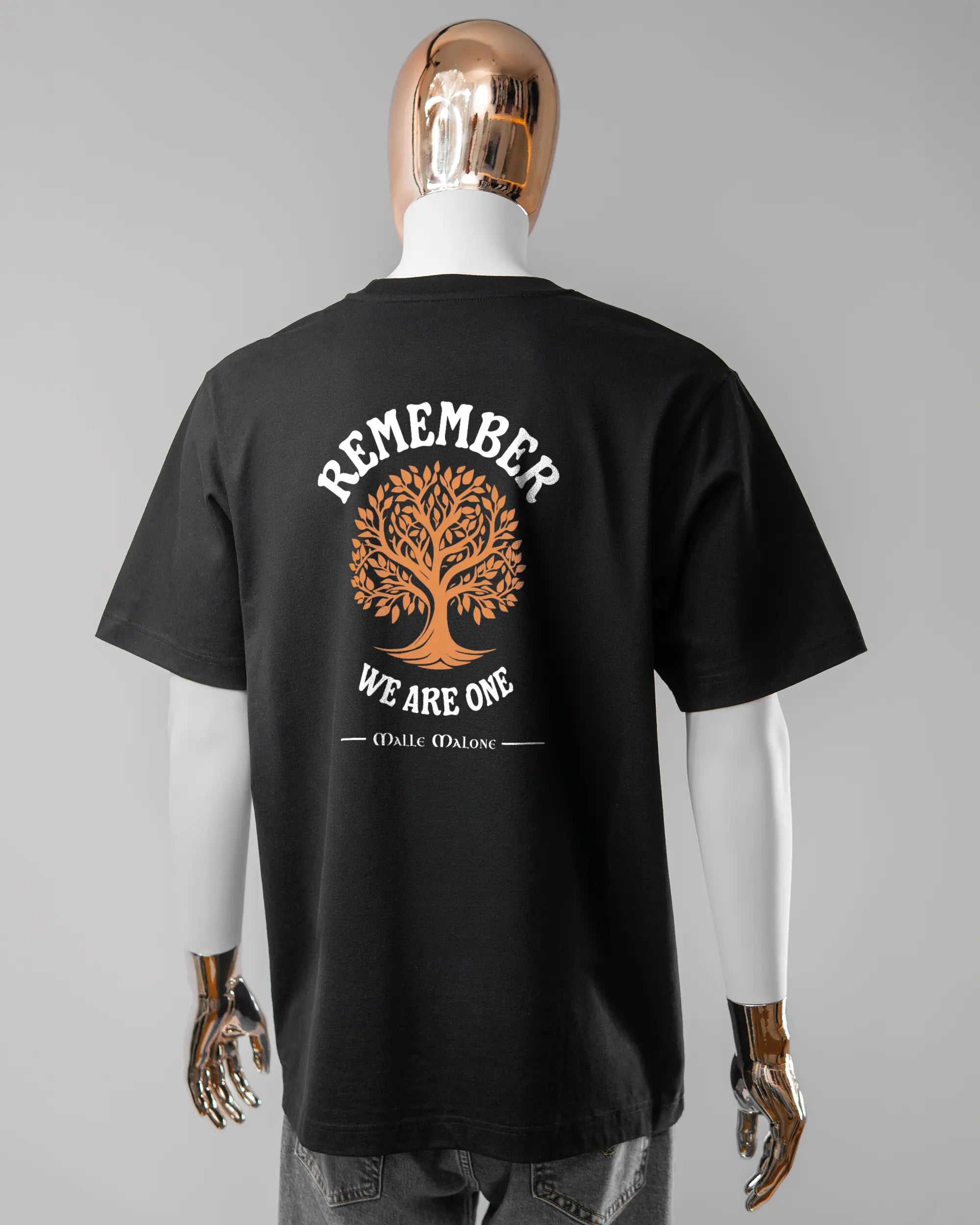 Rückseite des Organic Unisex T-Shirt Heavy Oversized von Maondo mit dem Design We are one in der Farbe Black und in der Größe L getragen von einer maskulinen Puppe