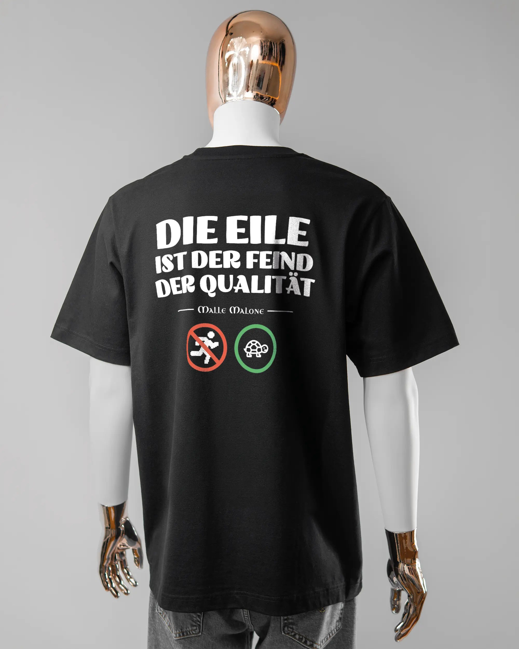 Rückseite des Organic Unisex T-Shirt Heavy Oversized von Maondo mit dem Design Keine Eile in der Farbe Black und in der Größe L getragen von einer maskulinen Puppe