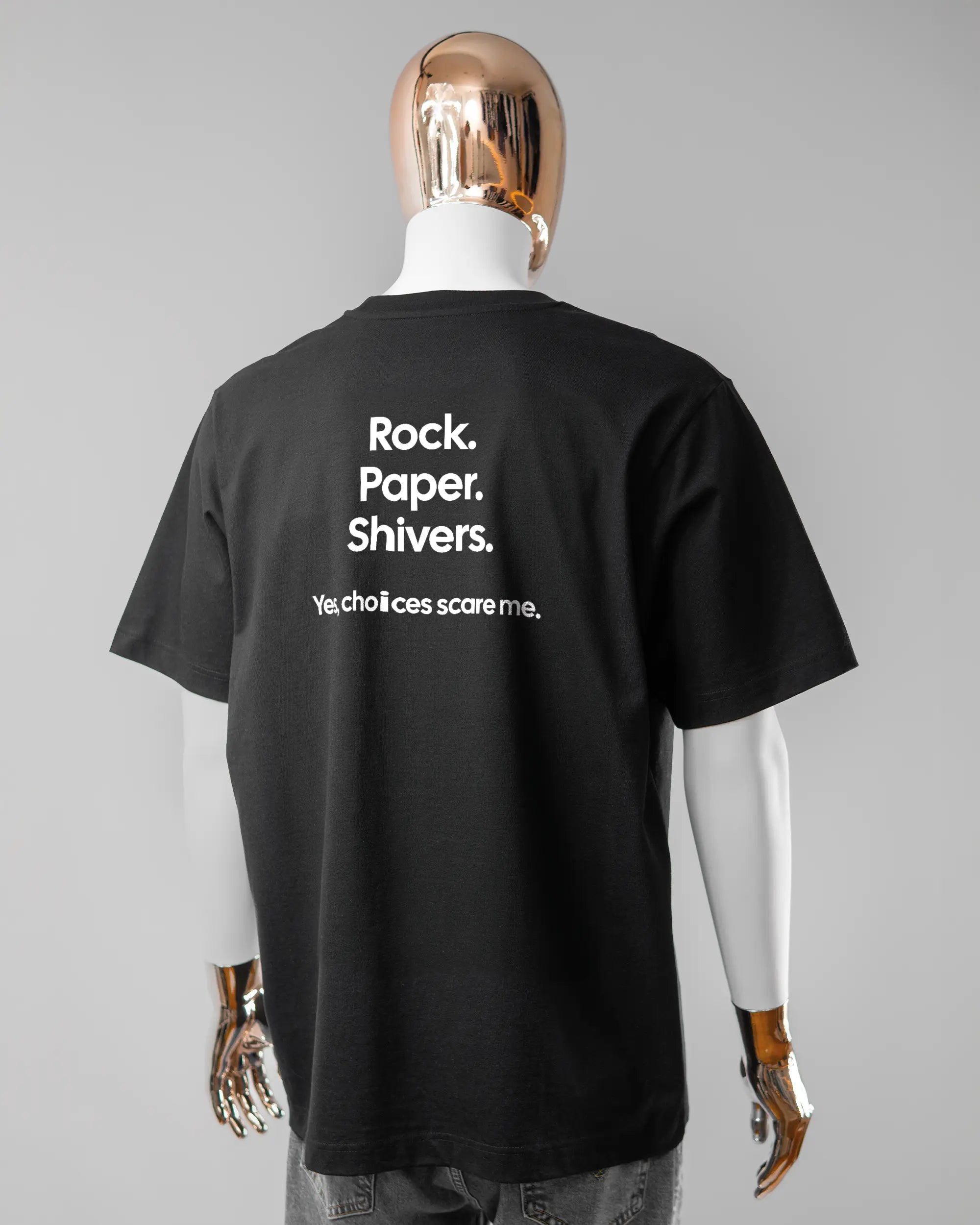 Rückseite des Organic Unisex T-Shirt Heavy Oversized von Maondo mit dem Design Rock Paper Shivers in der Farbe Black und in der Größe L getragen von einer maskulinen Puppe