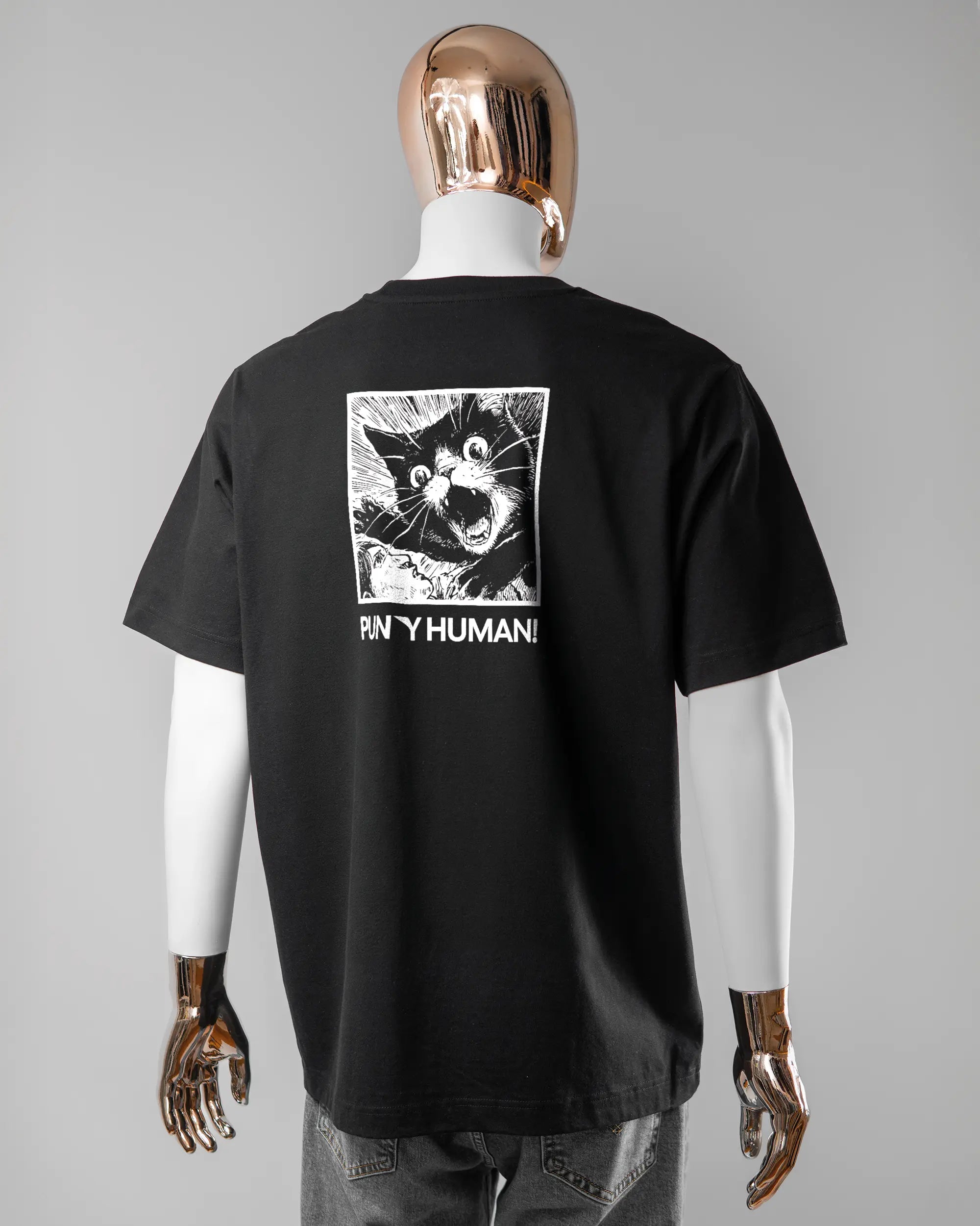Rückseite des Organic Unisex T-Shirt Heavy Oversized von Maondo mit dem Design Puny Human in der Farbe Black und in der Größe L getragen von einer maskulinen Puppe