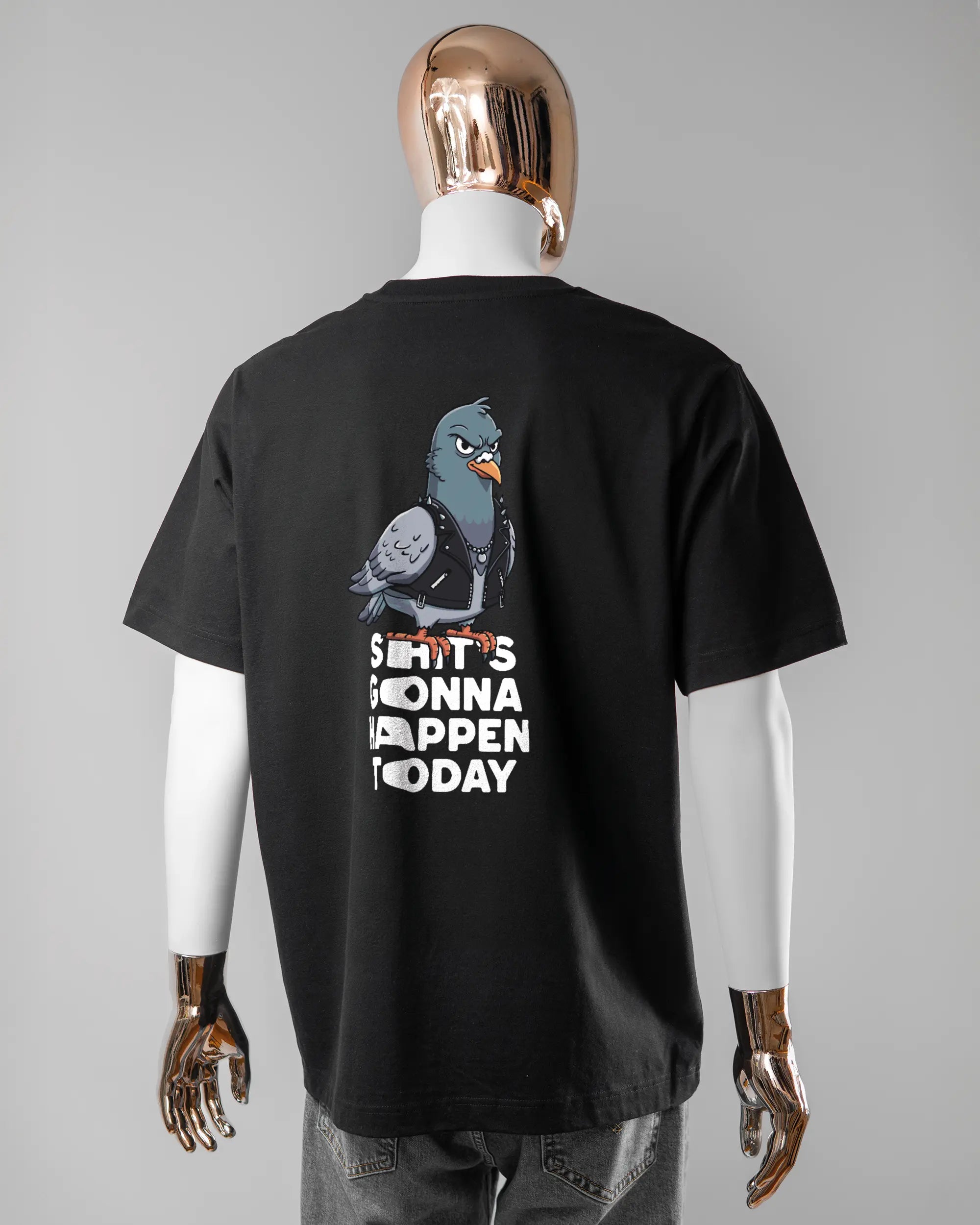 Rückseite des Organic Unisex T-Shirt Heavy Oversized von Maondo mit dem Design Pigeon Pun in der Farbe Black und in der Größe L getragen von einer maskulinen Puppe
