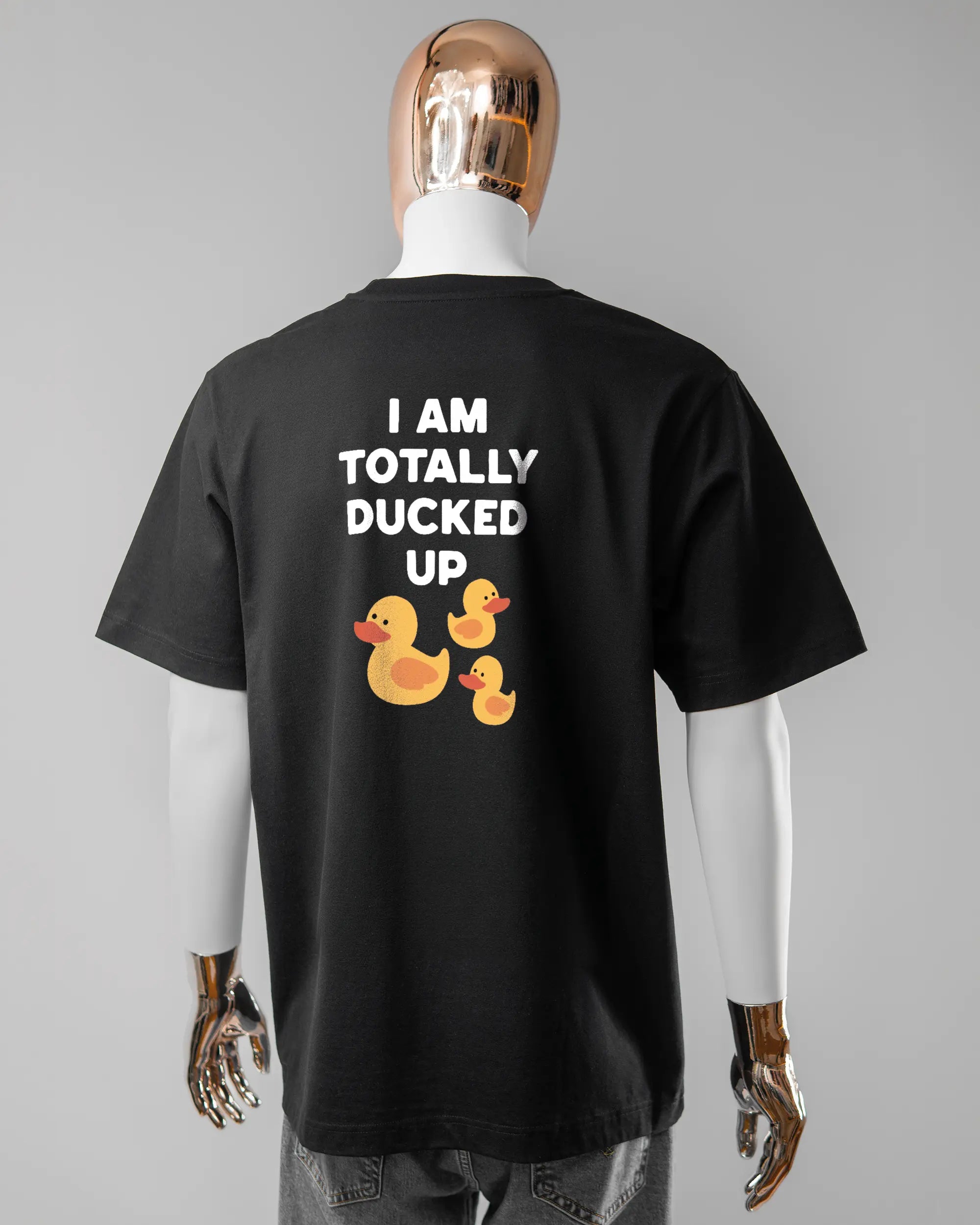 Rückseite des Organic Unisex T-Shirt Heavy Oversized von Maondo mit dem Design Ducked Up in der Farbe Black und in der Größe L getragen von einer maskulinen Puppe