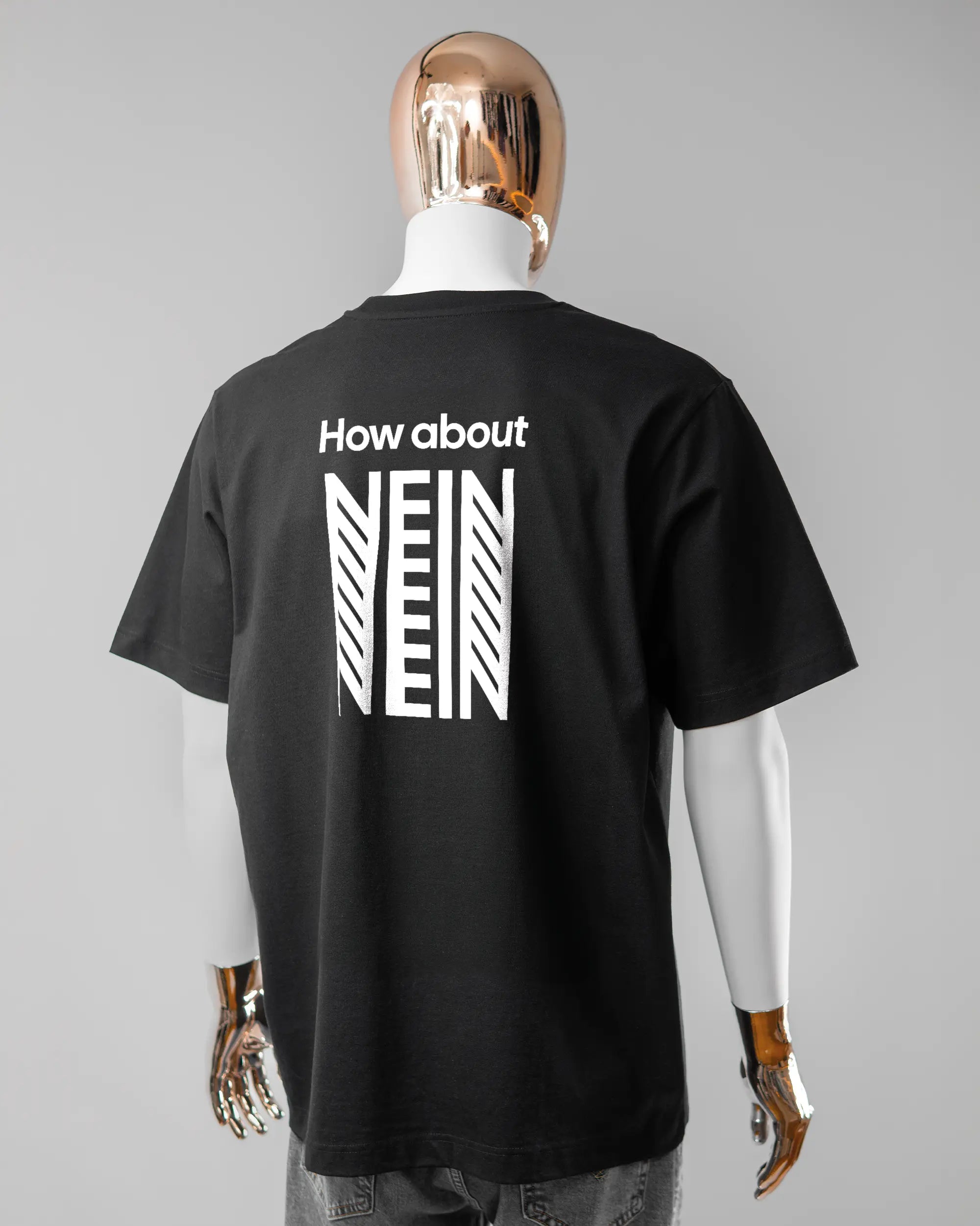 Rückseite des Organic Unisex T-Shirt Heavy Oversized von Maondo mit dem Design How about nein in der Farbe Black und in der Größe L getragen von einer maskulinen Puppe