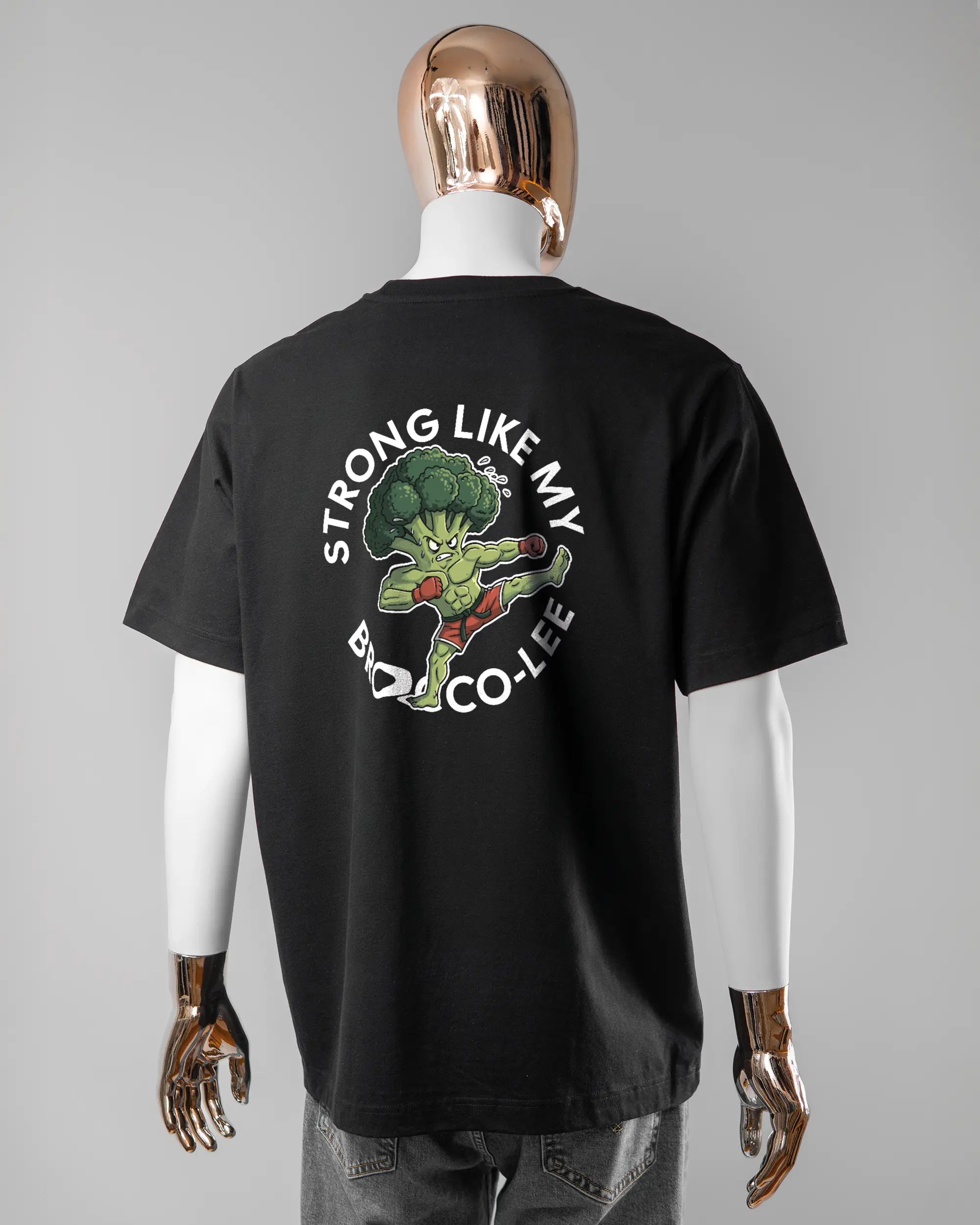 Rückseite des Organic Unisex T-Shirt Heavy Oversized von Maondo mit dem Design Brocco-Lee in der Farbe Black und in der Größe L getragen von einer maskulinen Puppe