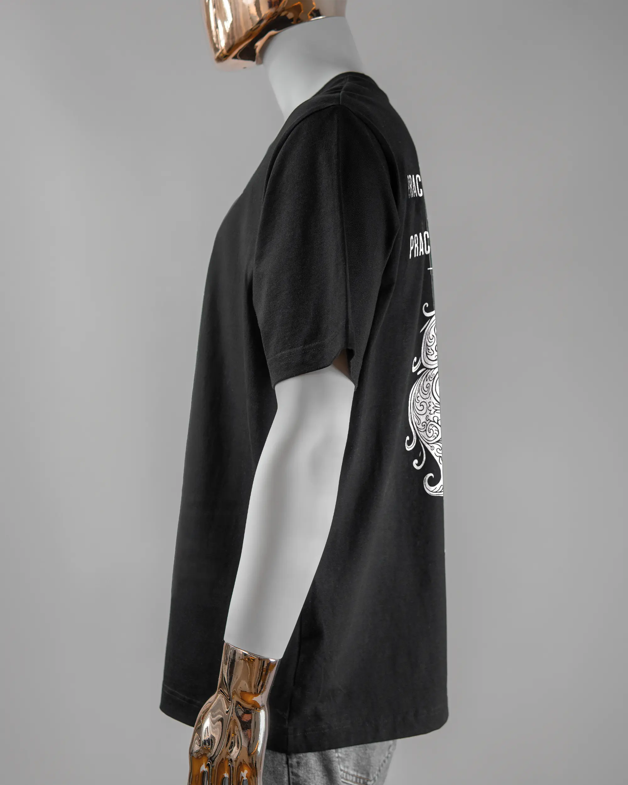 Seitenansicht des Organic Unisex T-Shirt Heavy Oversized von Maondo mit dem Design Trachtentanz hinten in der Farbe Black und in der Größe L getragen von einer maskulinen Puppe