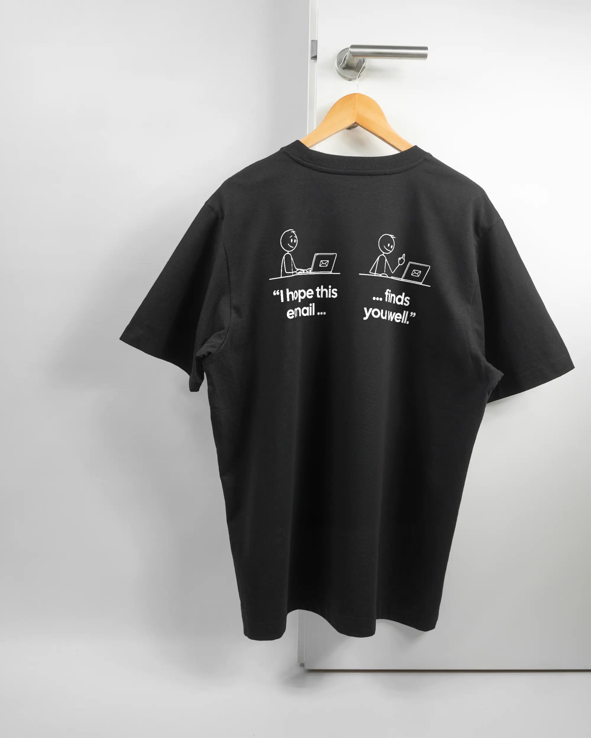 Rückseite des Organic Unisex T-Shirt Heavy Oversized von Maondo mit dem Design Found me not well in der Farbe Black und in der Größe L auf einem Bügel an der Türklinke aufgehängt
