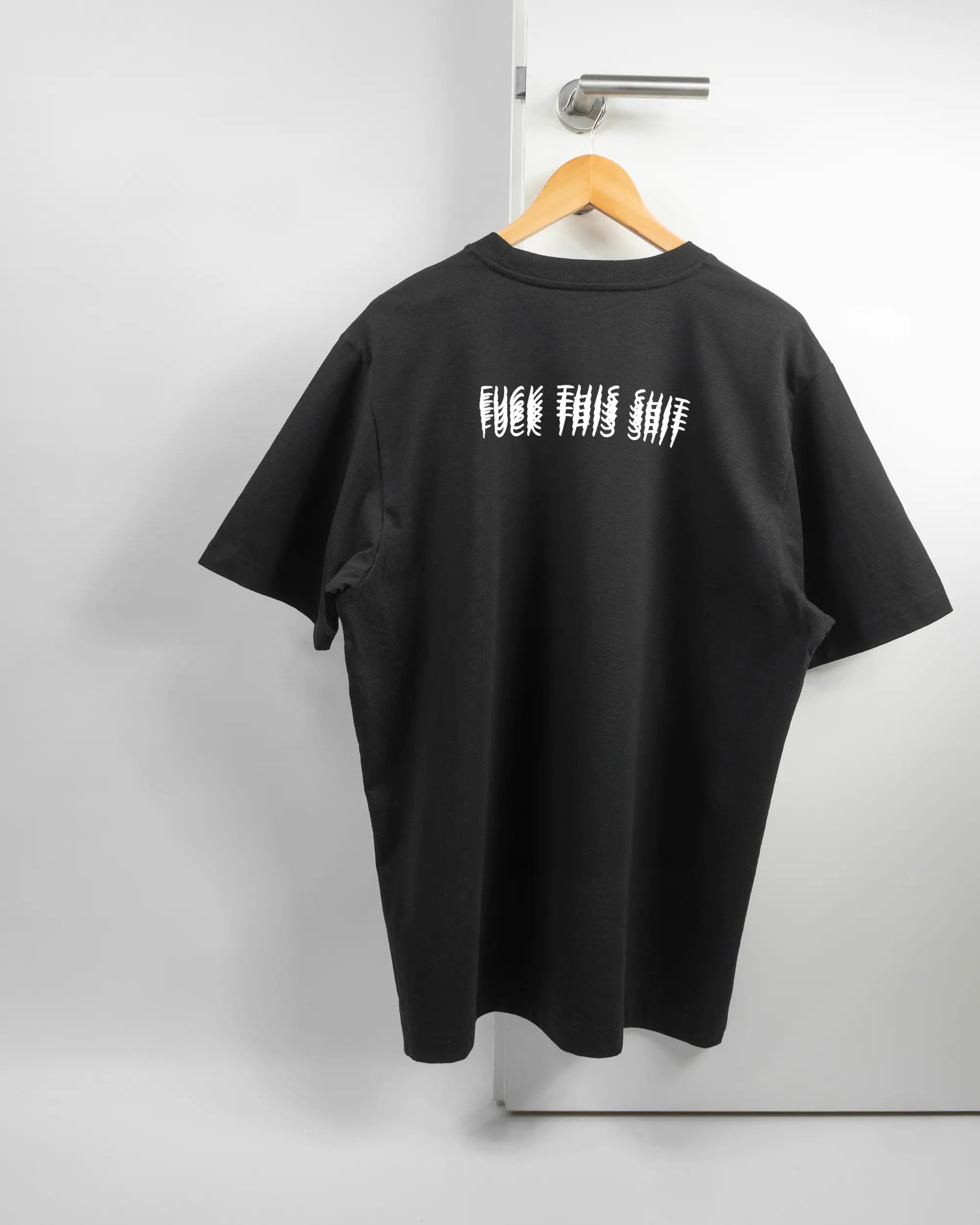Rückseite des Organic Unisex T-Shirt Heavy Oversized von Maondo mit dem Design Hidden Message in der Farbe Black und in der Größe L auf einem Bügel an der Türklinke aufgehängt