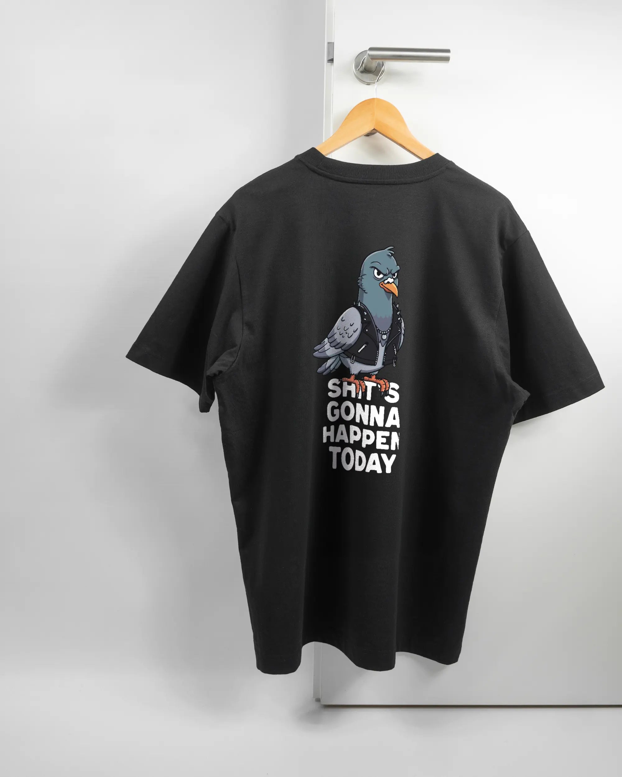 Rückseite des Organic Unisex T-Shirt Heavy Oversized von Maondo mit dem Design Pigeon Pun in der Farbe Black und in der Größe L auf einem Bügel an der Türklinke aufgehängt