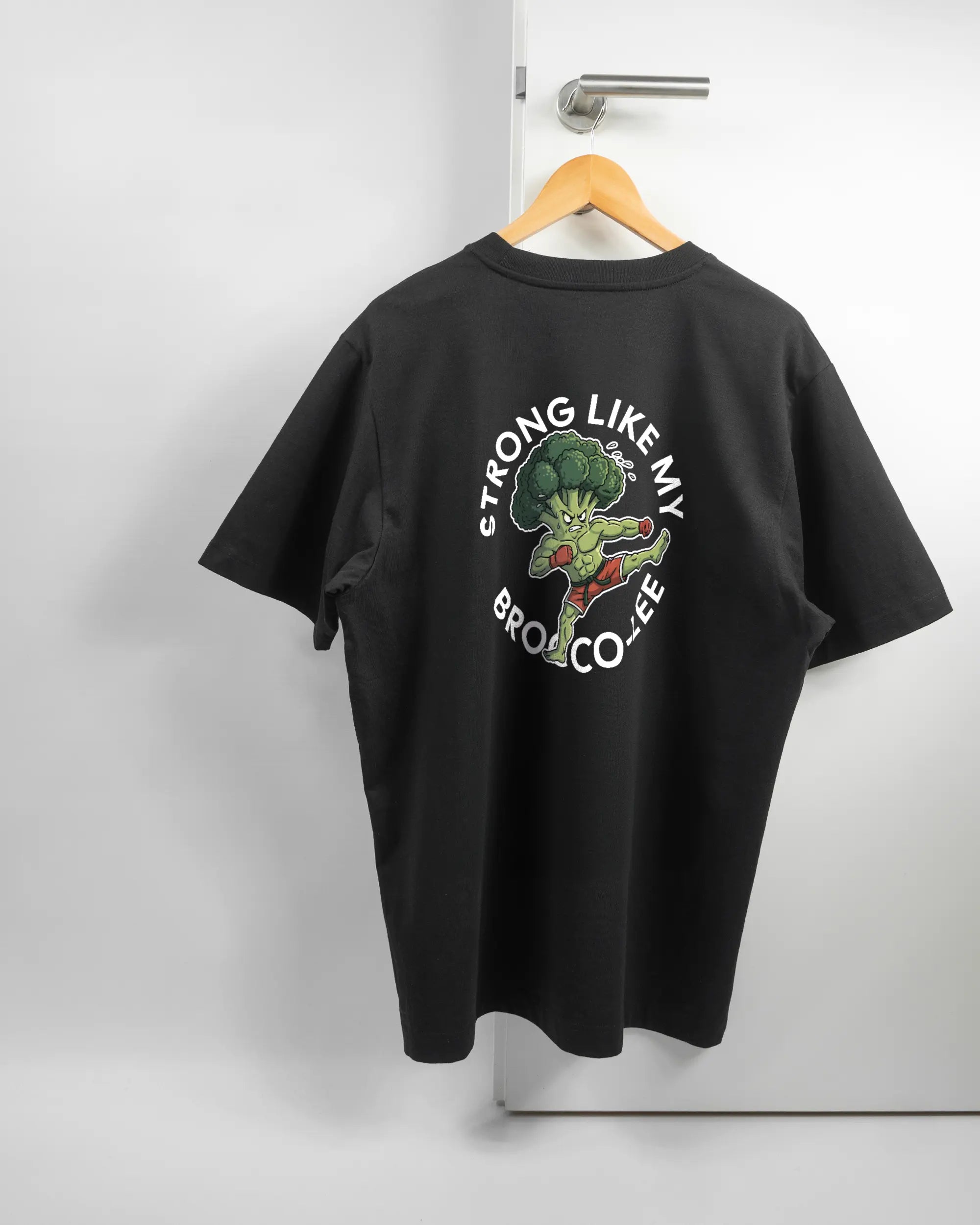Rückseite des Organic Unisex T-Shirt Heavy Oversized von Maondo mit dem Design Brocco-Lee in der Farbe Black und in der Größe L auf einem Bügel an der Türklinke aufgehängt