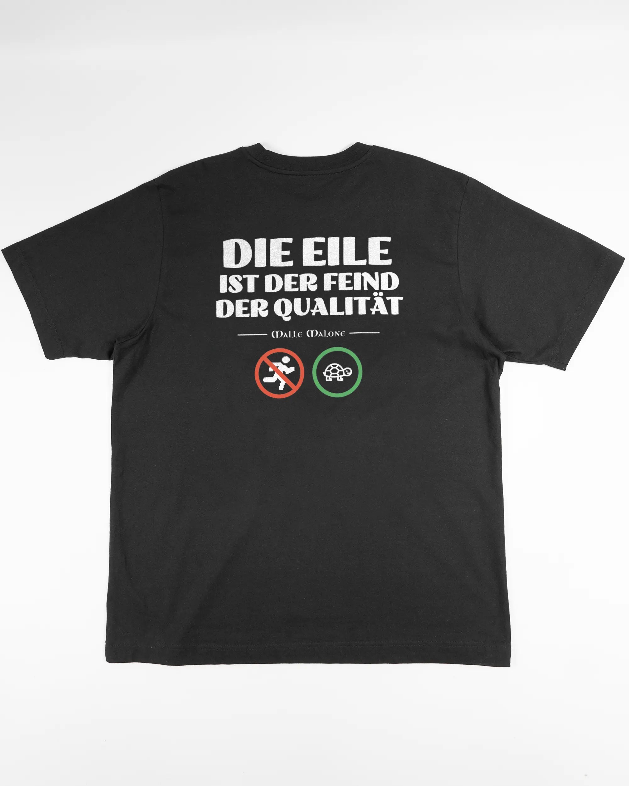 Rückseite des Organic Unisex T-Shirt Heavy Oversized von Maondo mit dem Design Keine Eile in der Farbe Black und in der Größe L flach auf den Boden gelegt