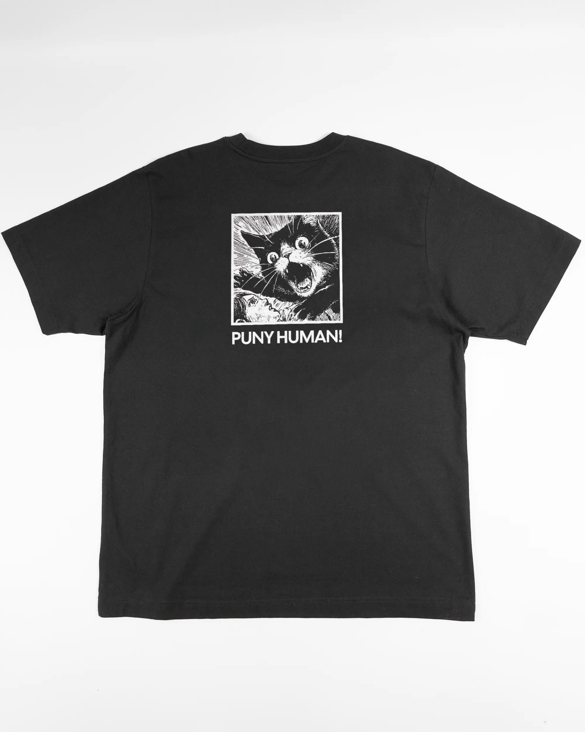 Rückseite des Organic Unisex T-Shirt Heavy Oversized von Maondo mit dem Design Puny Human in der Farbe Black und in der Größe L flach auf den Boden gelegt