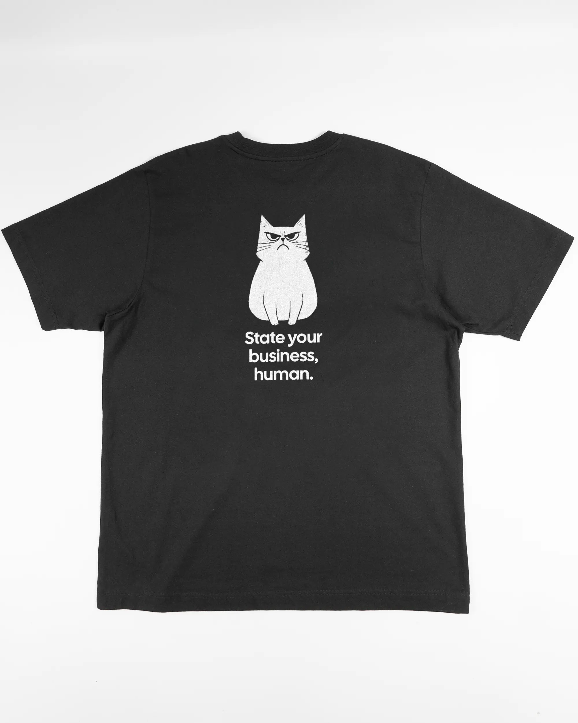 Rückseite des Organic Unisex T-Shirt Heavy Oversized von Maondo mit dem Design Grumpy Purr in der Farbe Black und in der Größe L flach auf den Boden gelegt