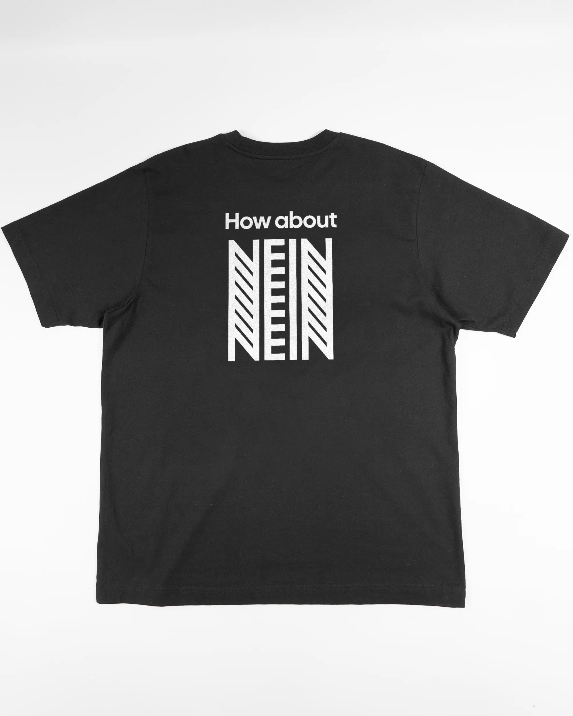 Rückseite des Organic Unisex T-Shirt Heavy Oversized von Maondo mit dem Design How about nein in der Farbe Black und in der Größe L flach auf den Boden gelegt