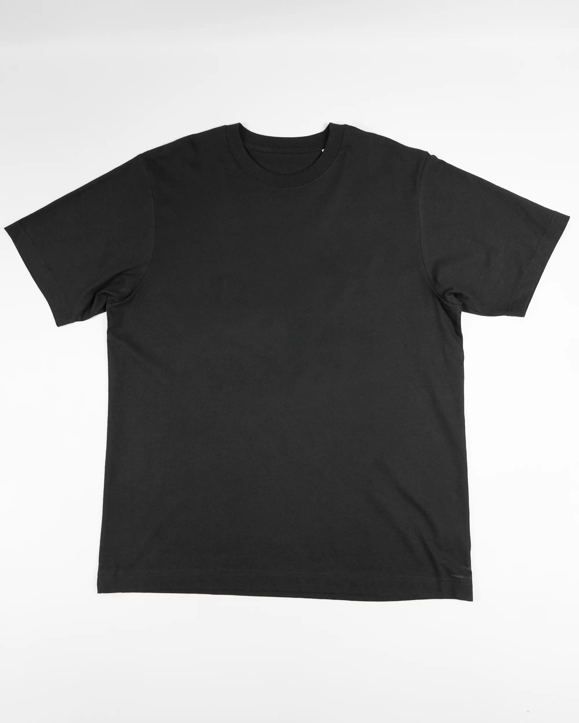 Vorderseite des Organic Unisex T-Shirt Heavy Oversized von Maondo ohne Motiv in der Farbe Black und in der Größe L flach auf den Boden gelegt