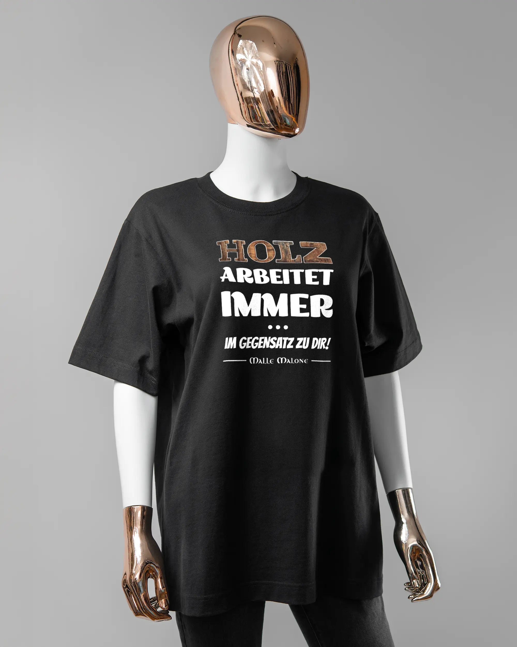 Vorderseite des Organic Unisex T-Shirt Heavy Oversized von Maondo mit dem Design Holzarbeit in der Farbe Black und in der Größe S getragen von einer femininen Puppe