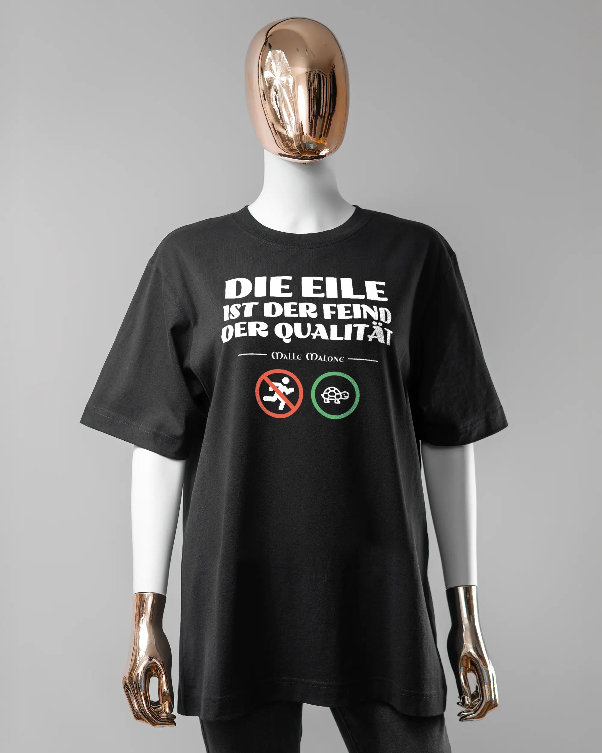 Vorderseite des Organic Unisex T-Shirt Heavy Oversized von Maondo mit dem Design Keine Eile in der Farbe Black und in der Größe S getragen von einer femininen Puppe