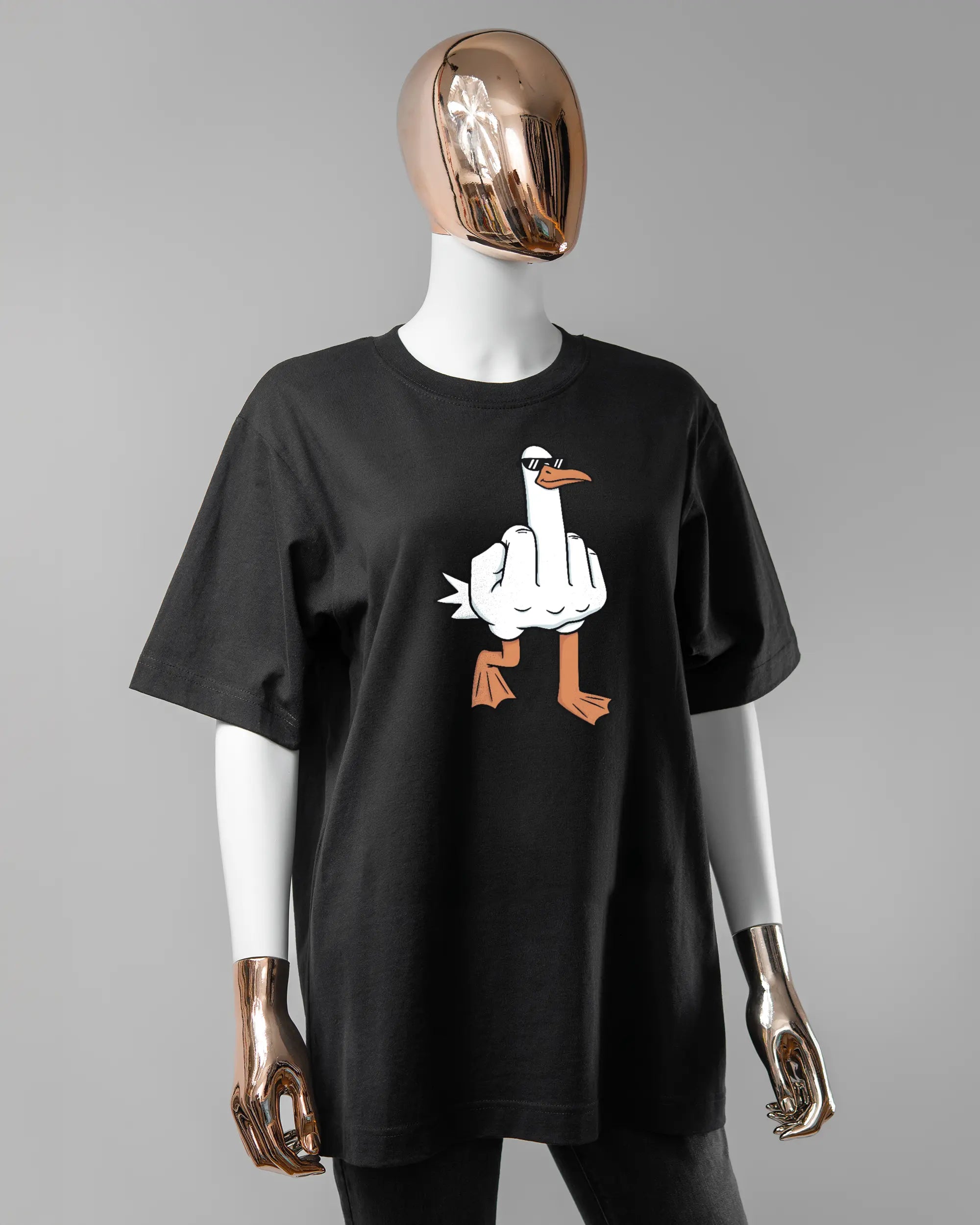 Vorderseite des Organic Unisex T-Shirt Heavy Oversized von Maondo mit dem Design I give a duck in der Farbe Black und in der Größe S getragen von einer femininen Puppe