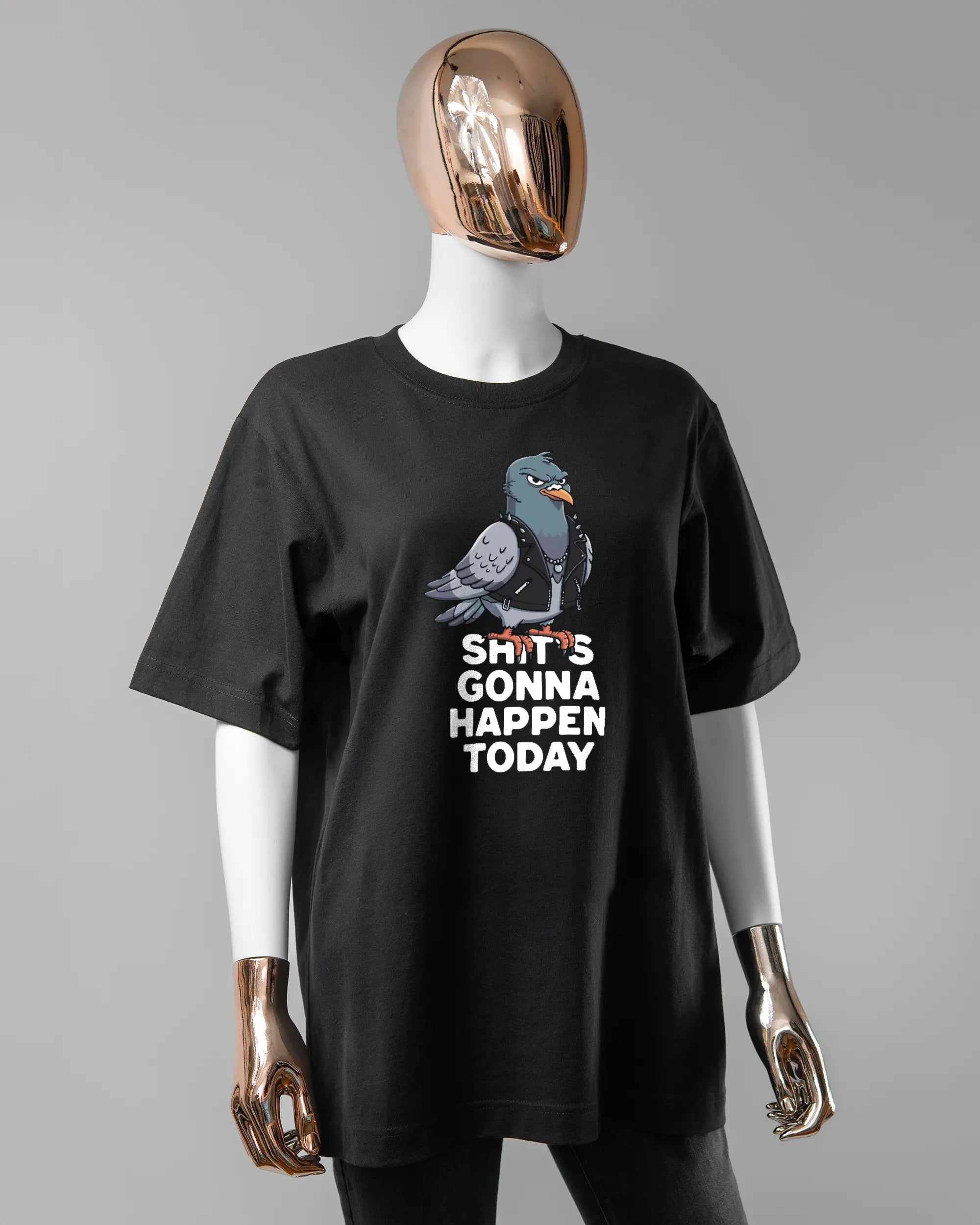 Vorderseite des Organic Unisex T-Shirt Heavy Oversized von Maondo mit dem Design Pigeon Pun in der Farbe Black und in der Größe S getragen von einer femininen Puppe